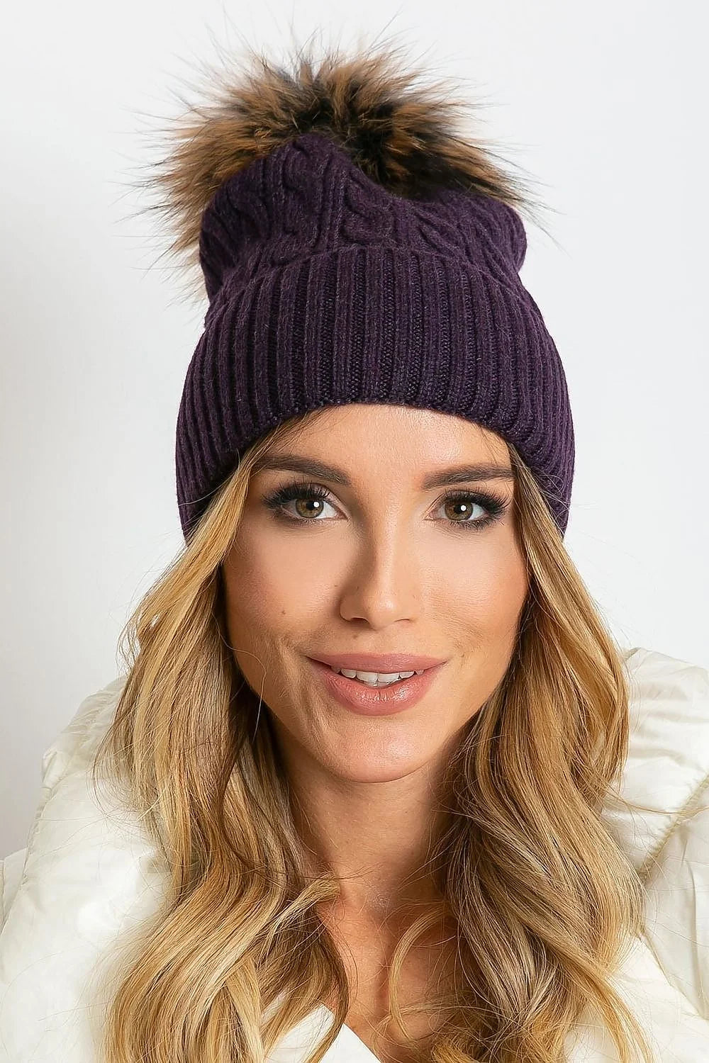 Bonnet d'hiver tricoté pour femme couleur prune profonde motif torsades pompon fausse fourrure bord côtelé matériau acrylique coton cachemire