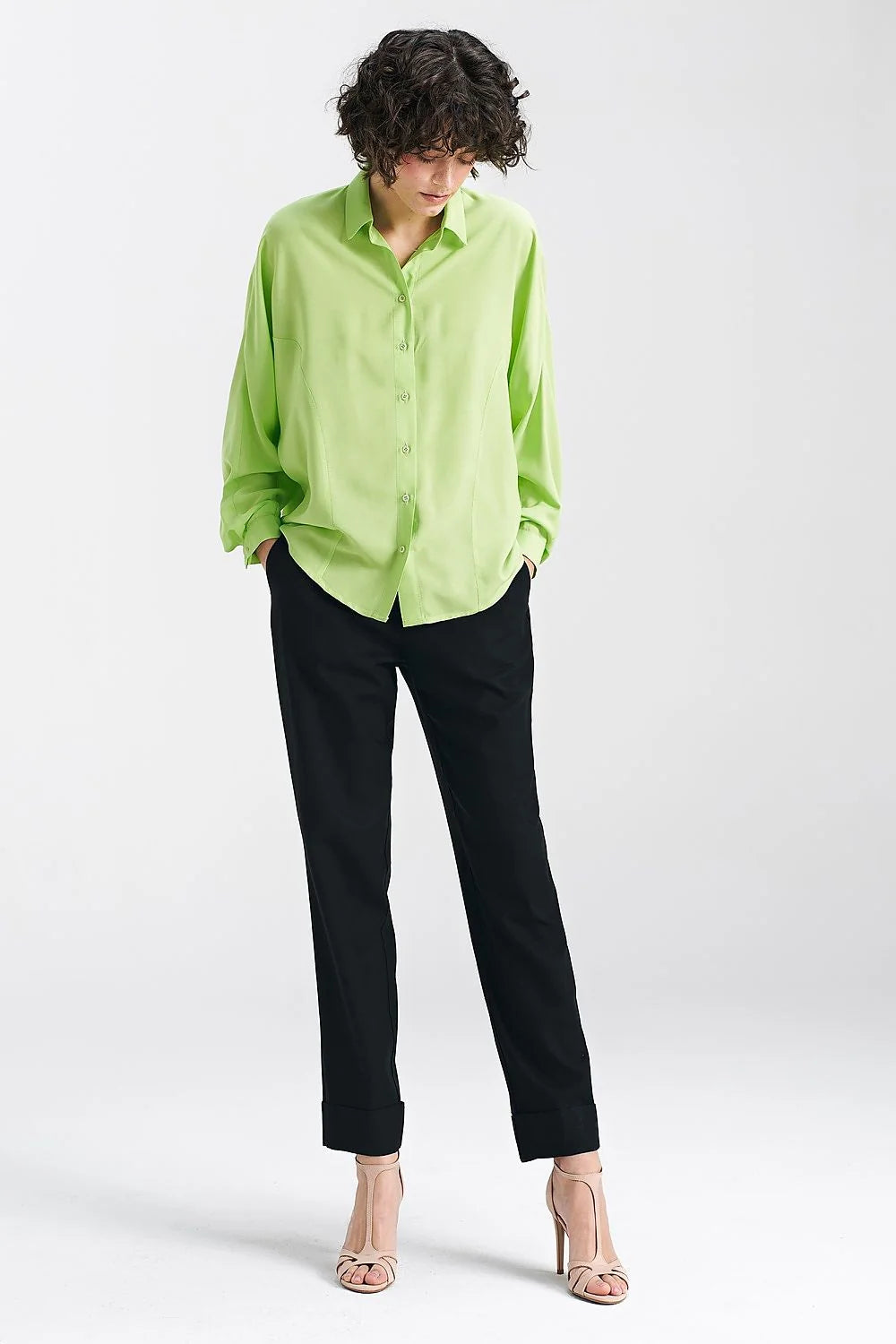 Chemise oversize femme manches longues couleur vert lime col classique coupe ample matériau viscose mode été 2023