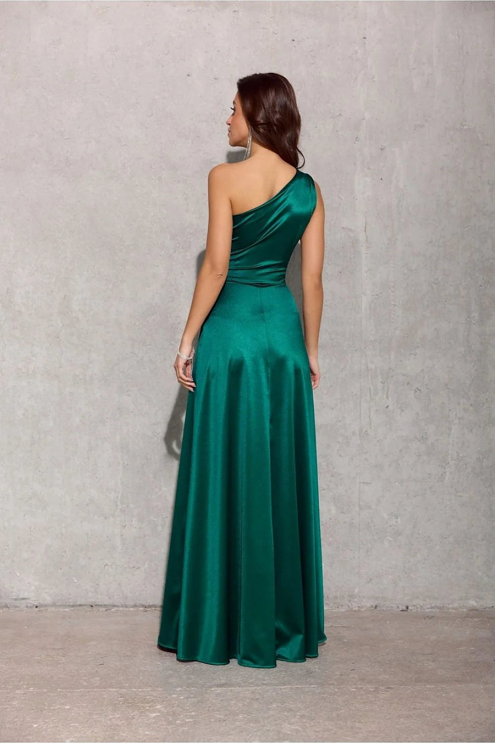 robe longue élégante satinée vert émeraude asymétrique épaule nue fente haute cuisse taille cintrée ajustée buste jupe évasée