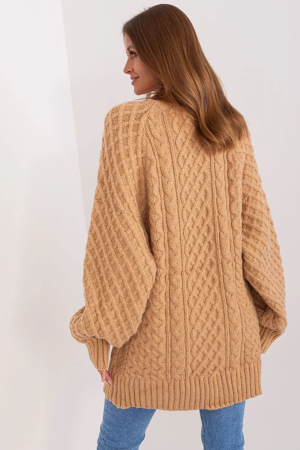 Pull-over femme long col rond manches longues côtelées couleur beige camel texture tricot torsadé