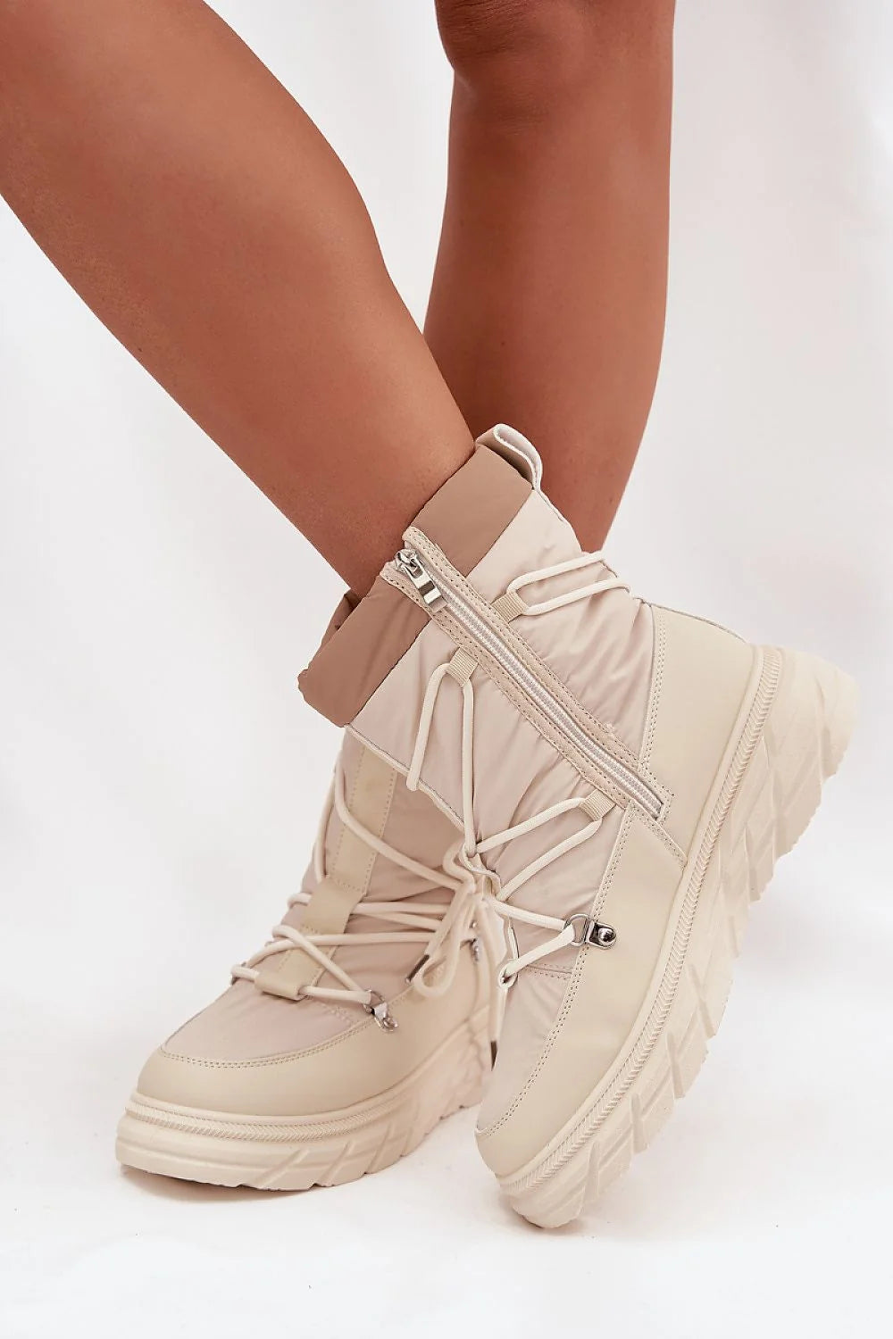 Lee Cooper bottes neige montantes femme beige matelassé similicuir semelle plateforme crantée fermeture éclair laçage crochets métalliques doublure peluche