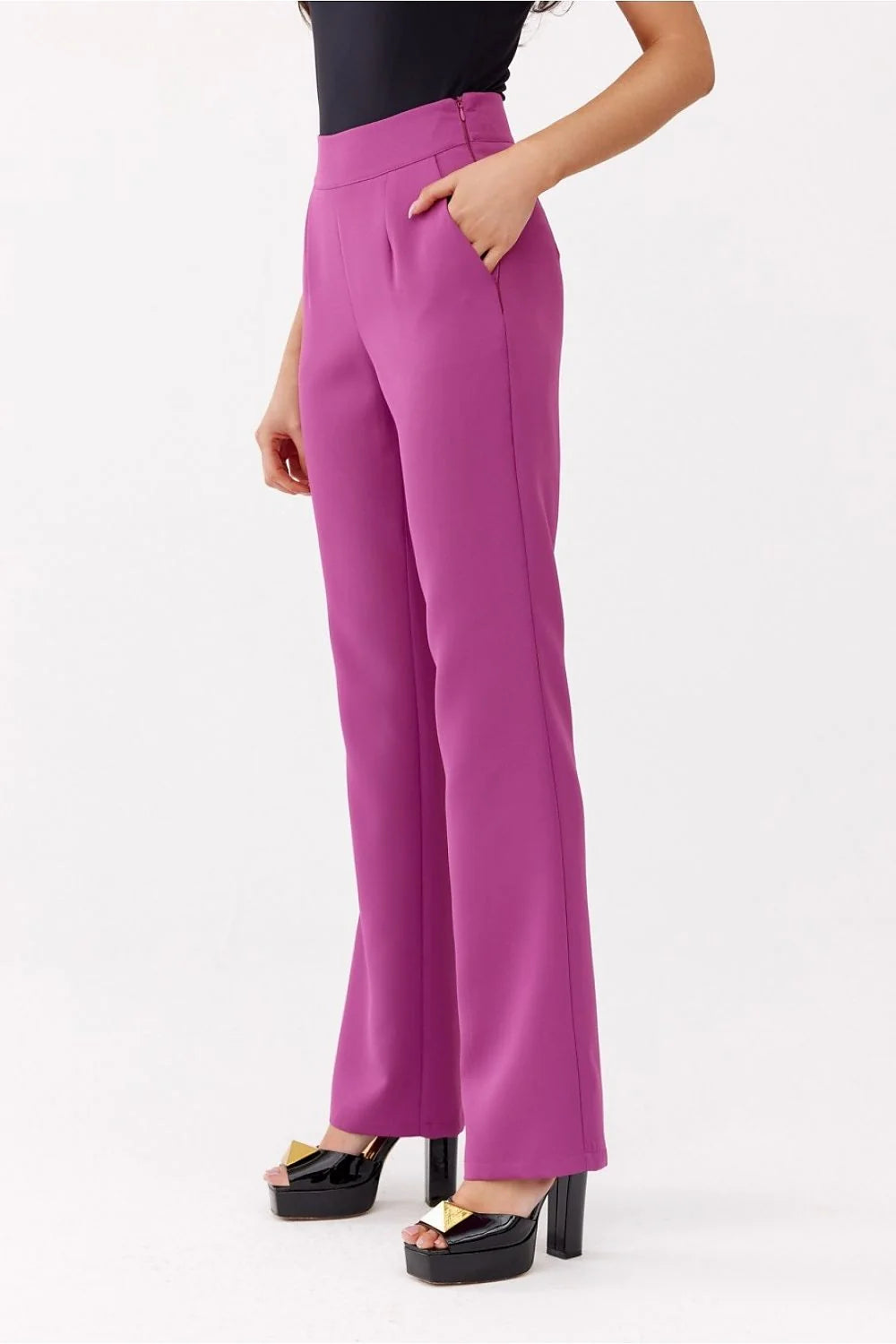 Pantalon femme Roco Fashion taille haute évasé genoux rich violet matière douce élastique poches latérales fermeture éclair modern élégant versatile