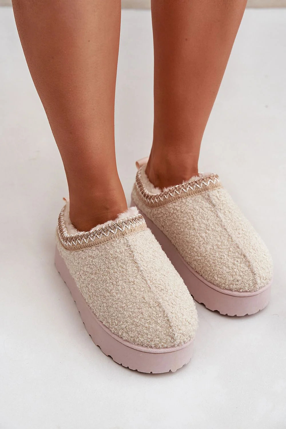 Bottes de neige modernes pour femmes en fourrure de mouton tige en bouclé beige semelle rose pâle confort thermique hiver
