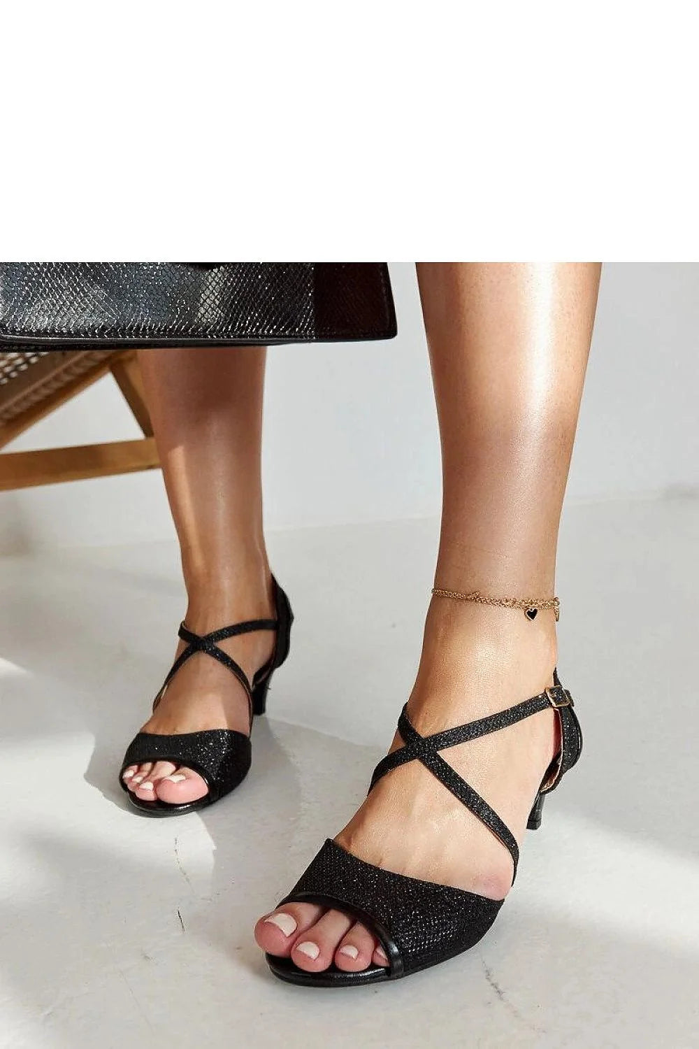Sandales à talons Solea design élégant ouvert orteils brides croisées talon moyen couleur noire finition brillante occasion été soirée