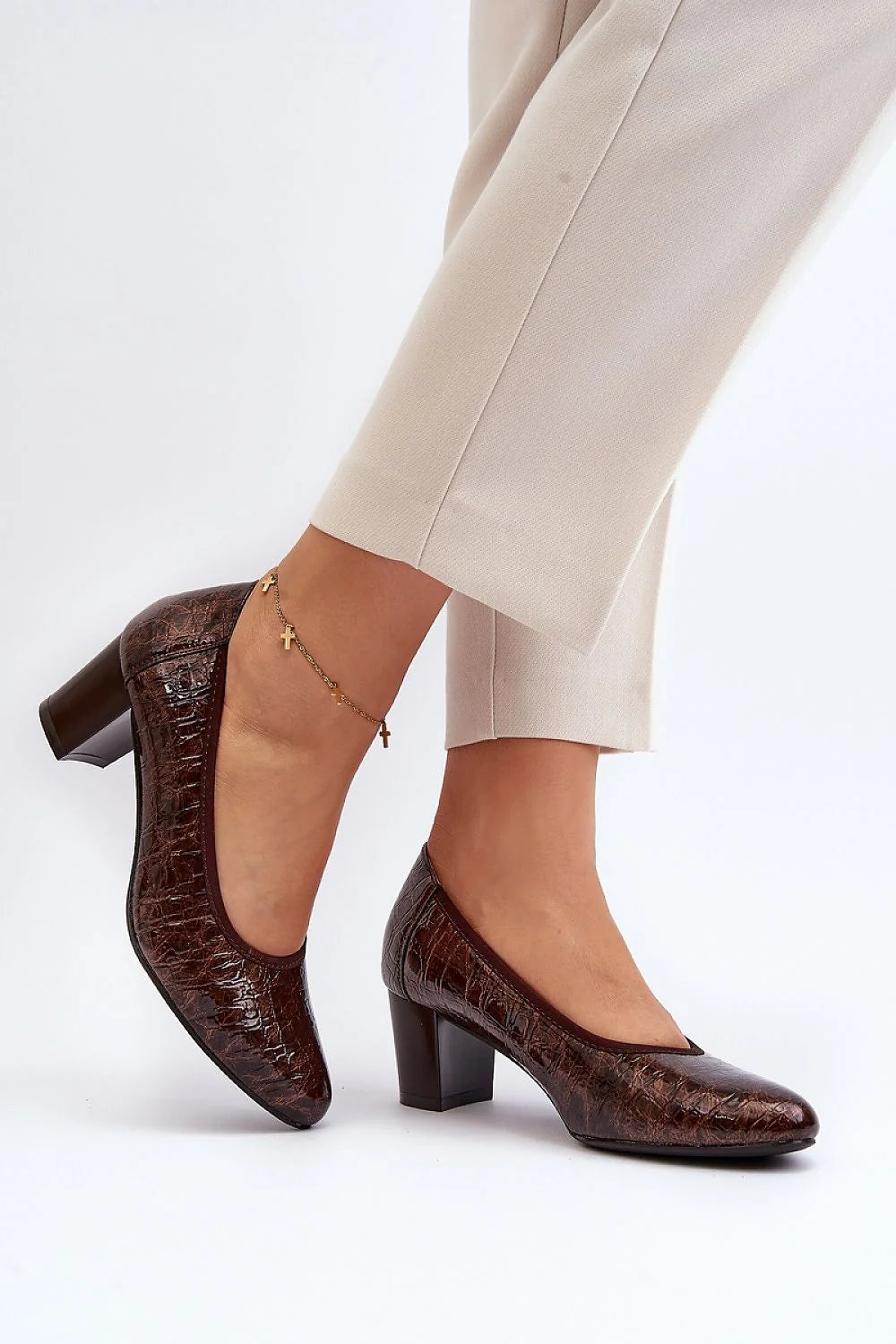 escarpins femme similicuir verni effet croco brun chocolat talon carré moyen stable bout arrondi empeigne basse semelle caoutchouc