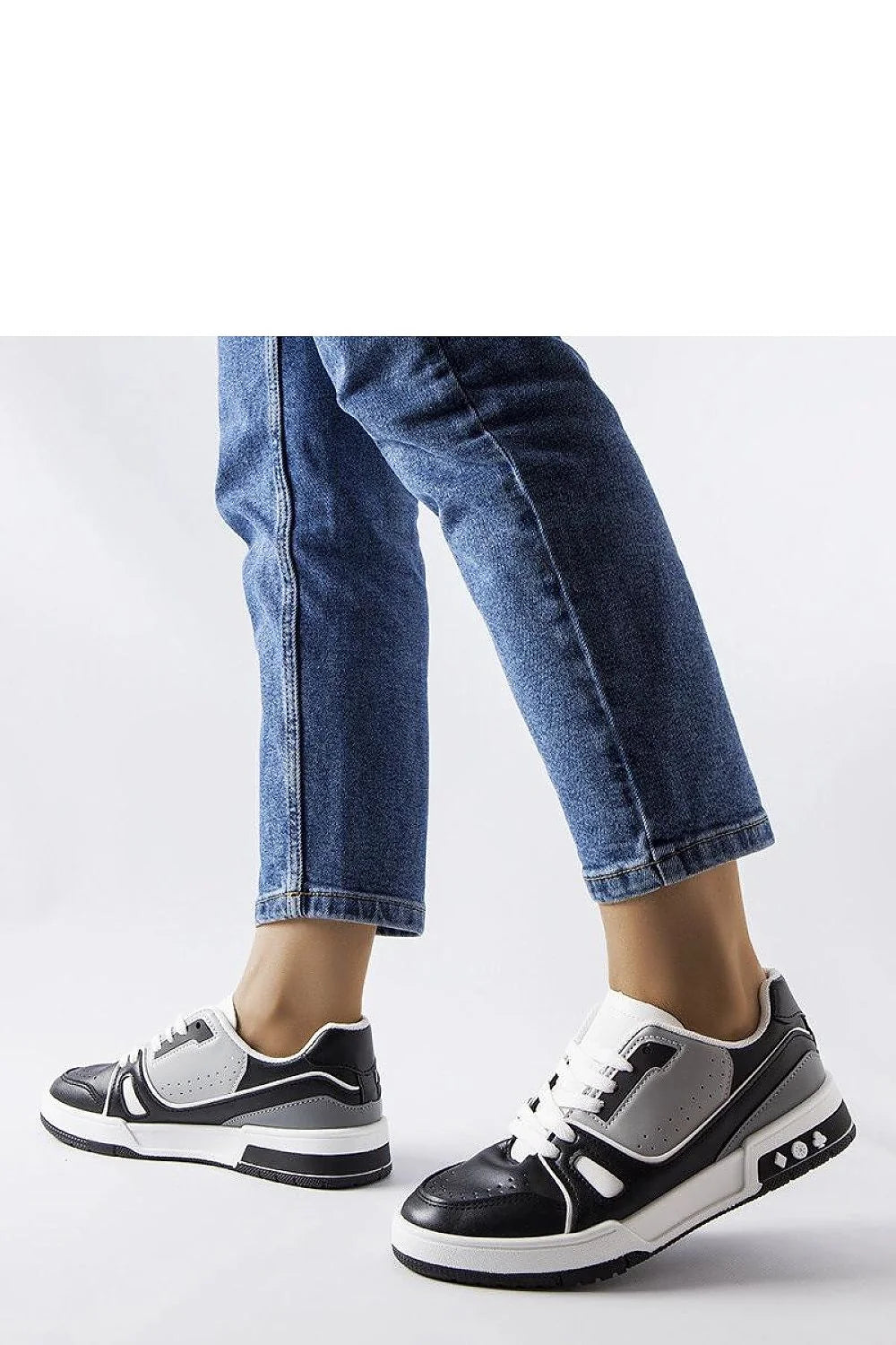 Baskets pour femmes modernes sport-chic design basse perforée cuir synthétique textile noir blanc gris amorti舒适