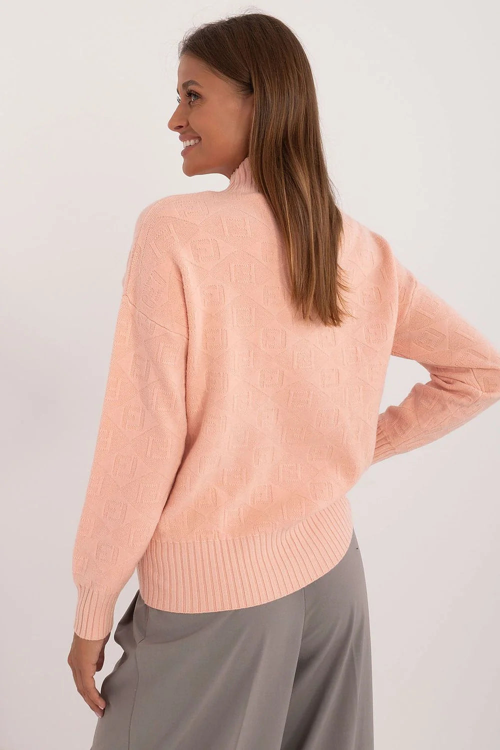 pull femme col montant manches longues maille fine motif jacquard géométrique embossé rose pêche poudré oversize ample côtelé