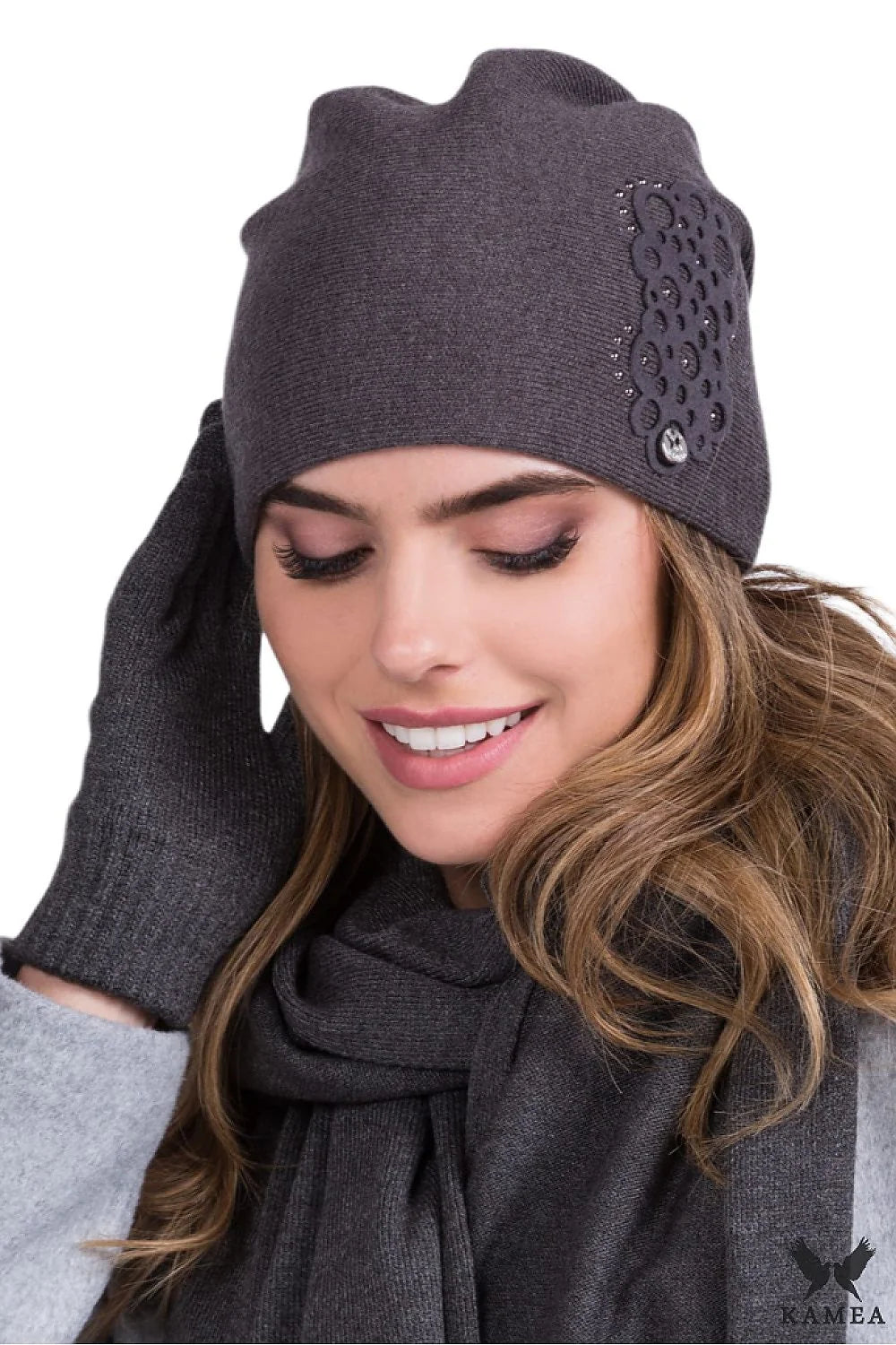 Bonnet Kamea pour femme en tricot gris foncé avec écharpe et gants assortis style moderne élégant hiver 2023