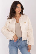 veste matelassée femme courte ivoire satinée légère sans fermeture broche papillon dorée col rond coupe droite boxy mi saison