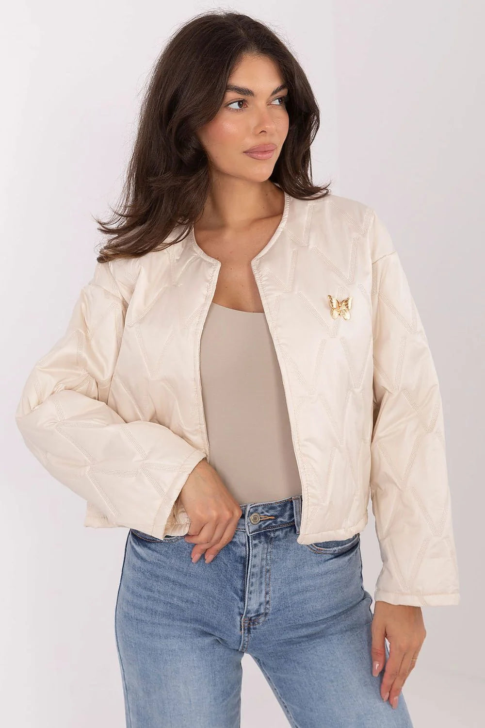 veste matelassée femme courte ivoire satinée légère sans fermeture broche papillon dorée col rond coupe droite boxy mi saison