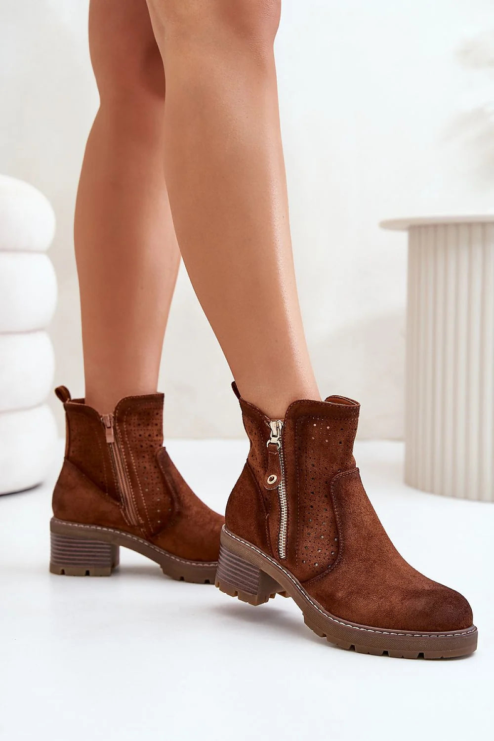 bottines talon bloc carré ecosuede marron cognac perforations couture apparente semelle crantée confortable doublure tissu soutien quotidien urbain élégant