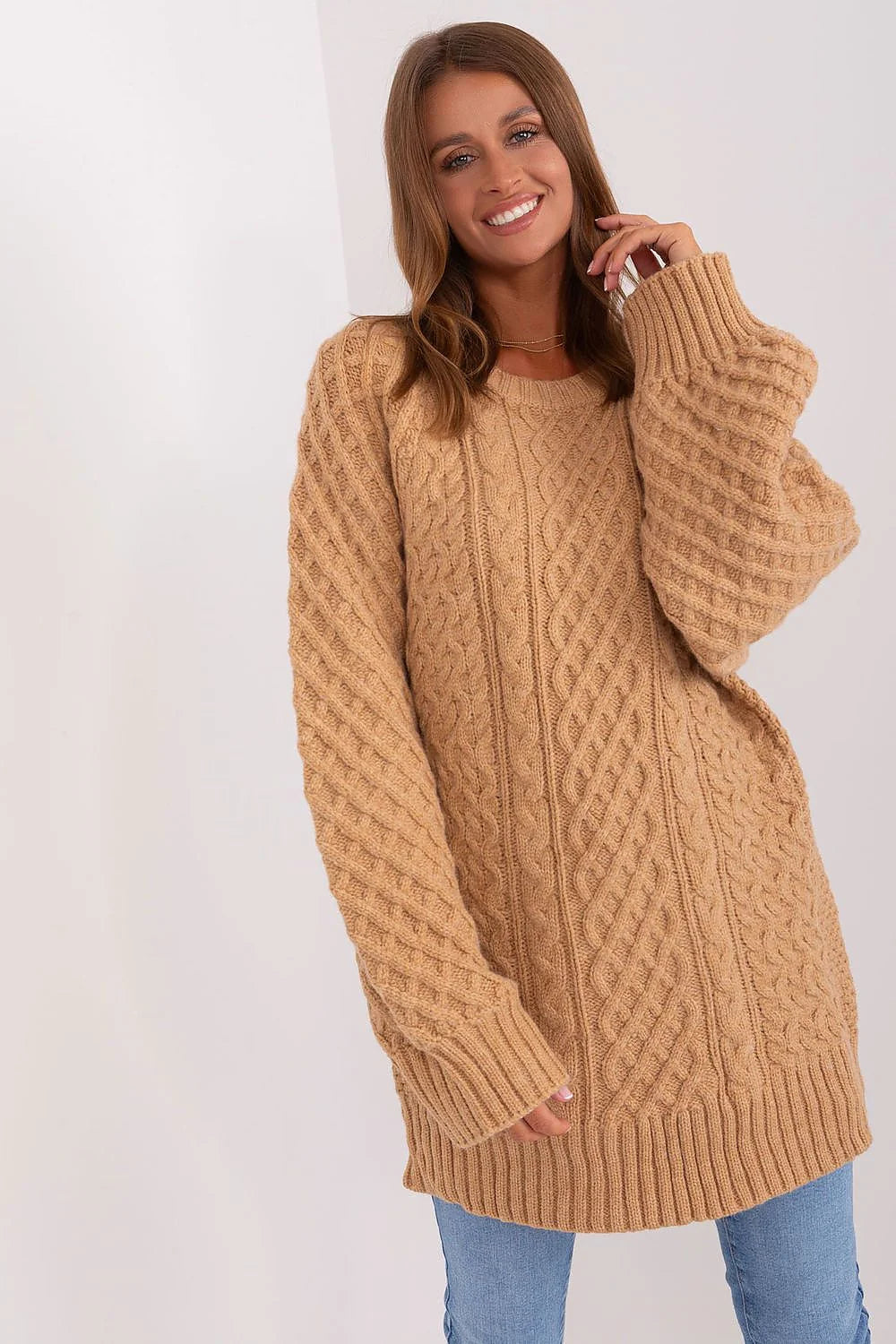 Pull-over femme long col rond manches longues côtelées couleur beige camel texture tricot torsadé