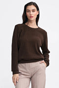 Pull femme élégant en tricot côtelé couleur marron foncé coupe ajustée manches longues col rond ourlet fin
