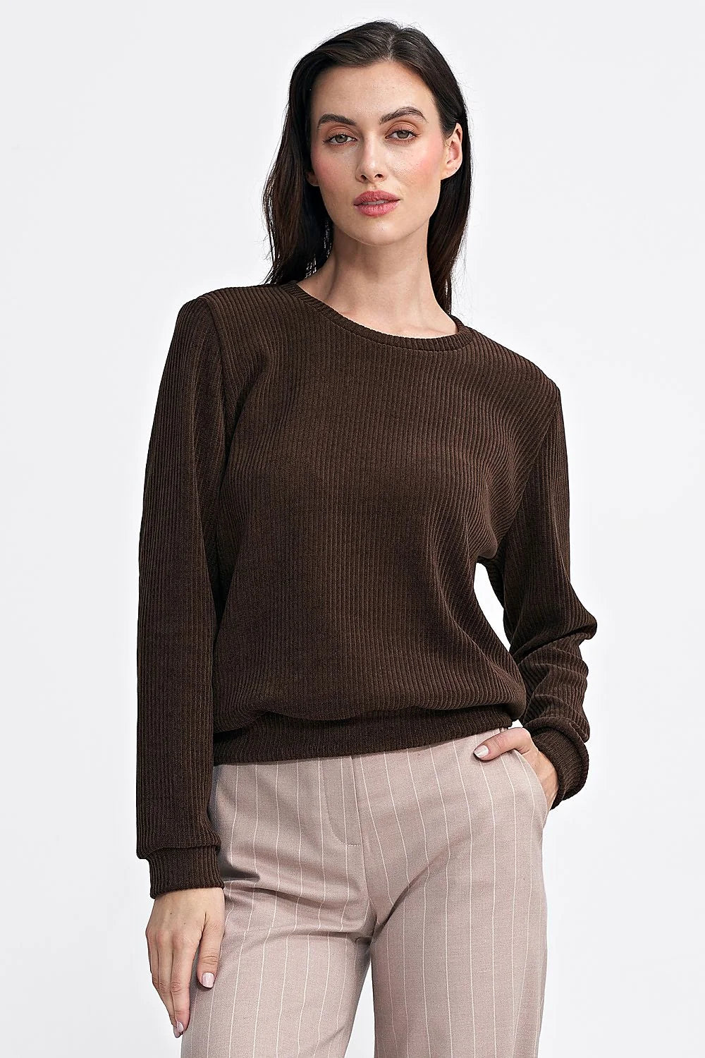 Pull femme élégant en tricot côtelé couleur marron foncé coupe ajustée manches longues col rond ourlet fin