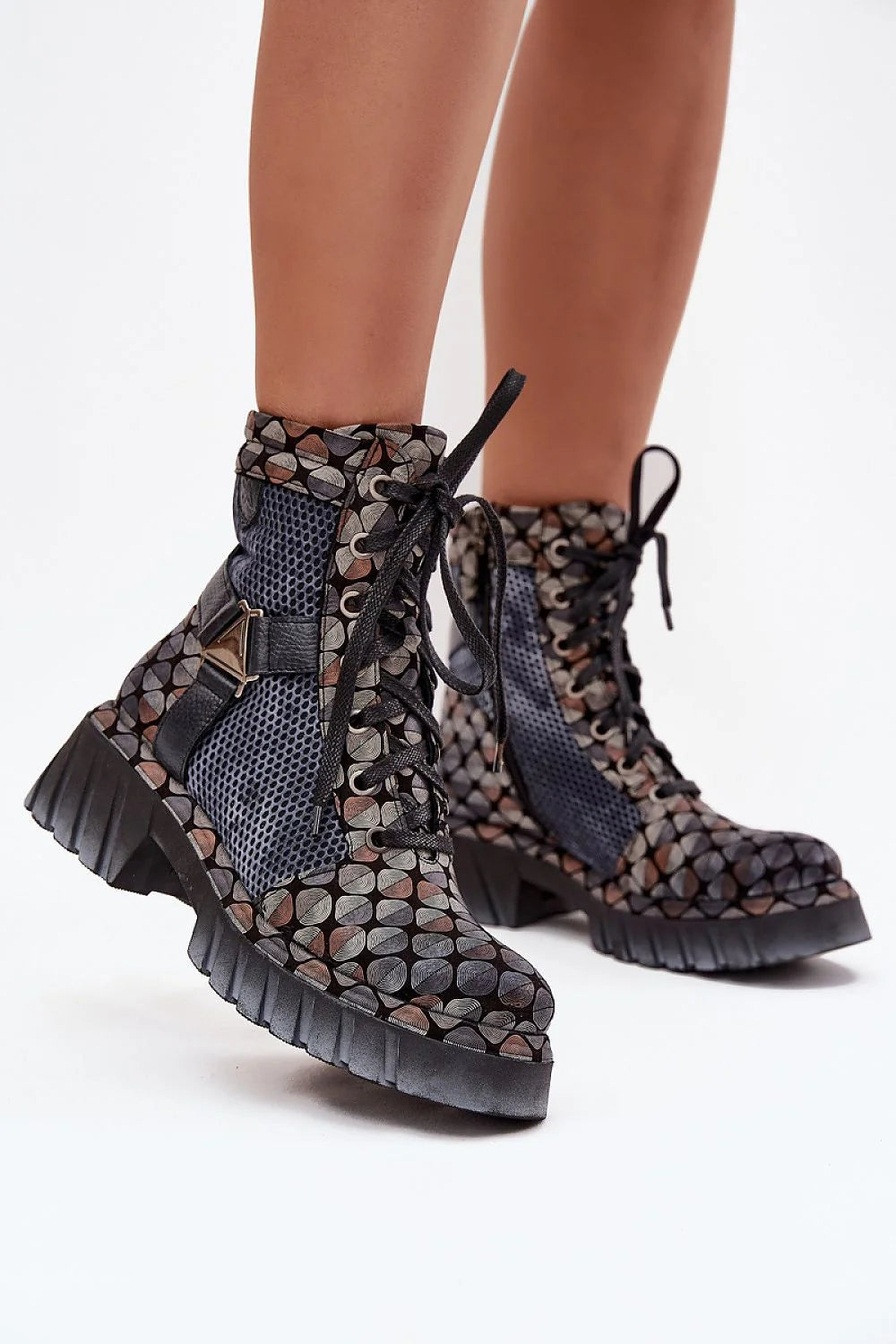 bottines Maciejka femme rangers cuir naturel plateforme semelle crantée noire talon plat confort lacets fermeture éclair tige imprimée géométrique multicolore