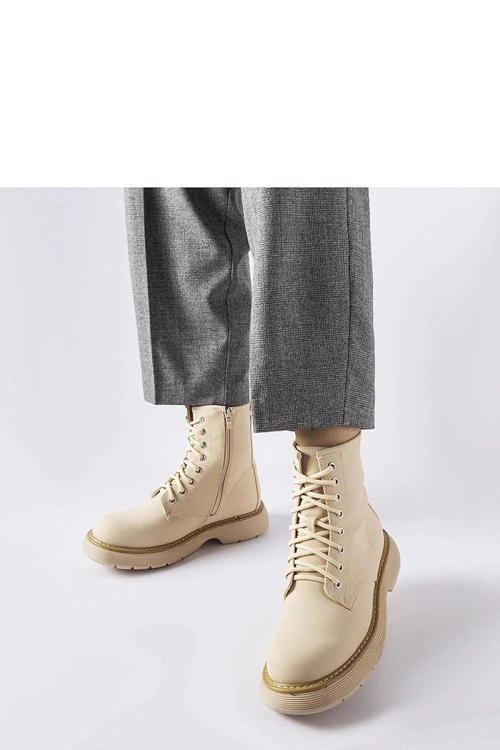 Bottes pour femme style combat design épuré cuir synthétique beige clair tige haute lacets métal robuste confort