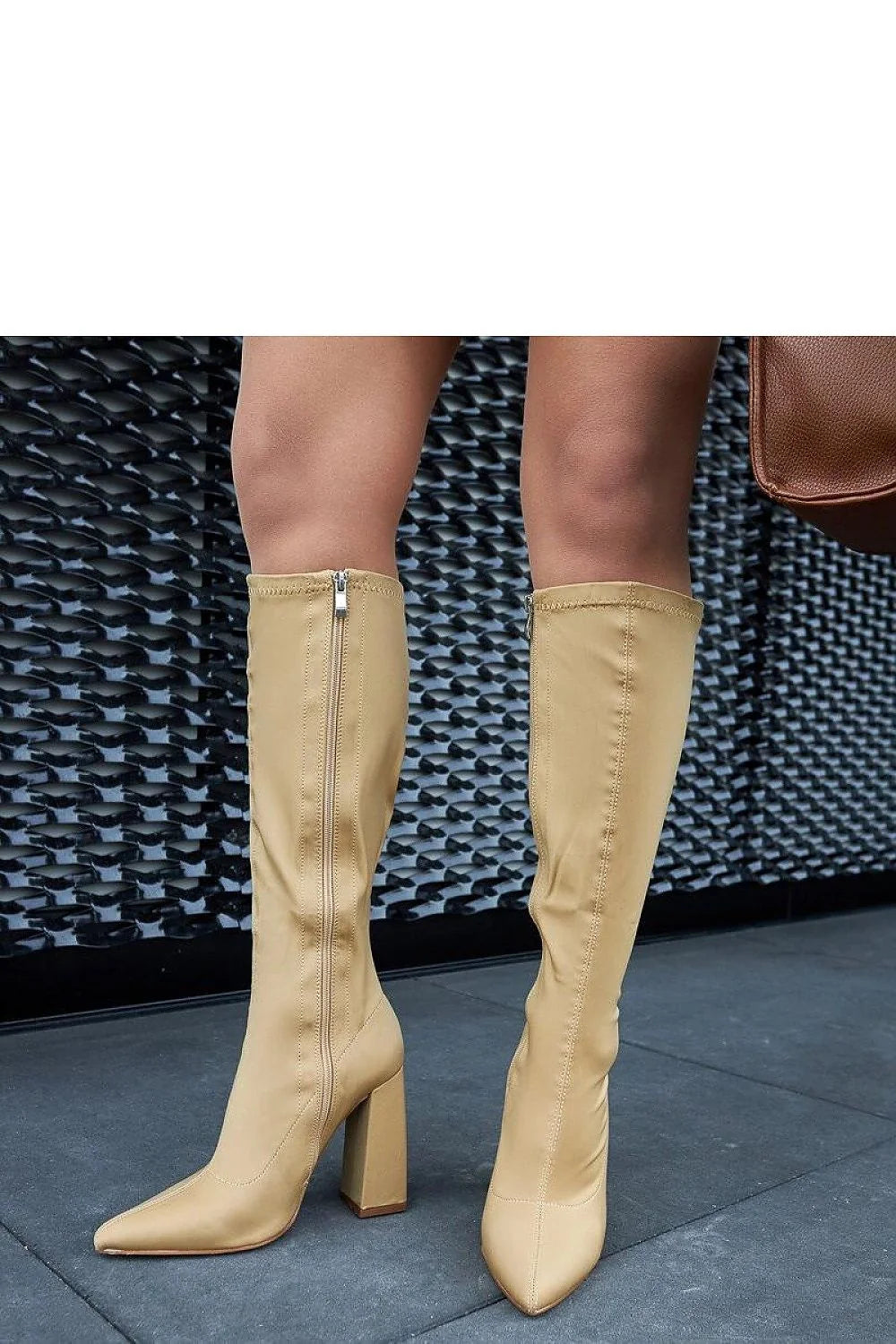 Bottes hautes femme beige synthétique design moderne épuré coupe ajustée talon block pointu fermeture éclair latérale soirée casual