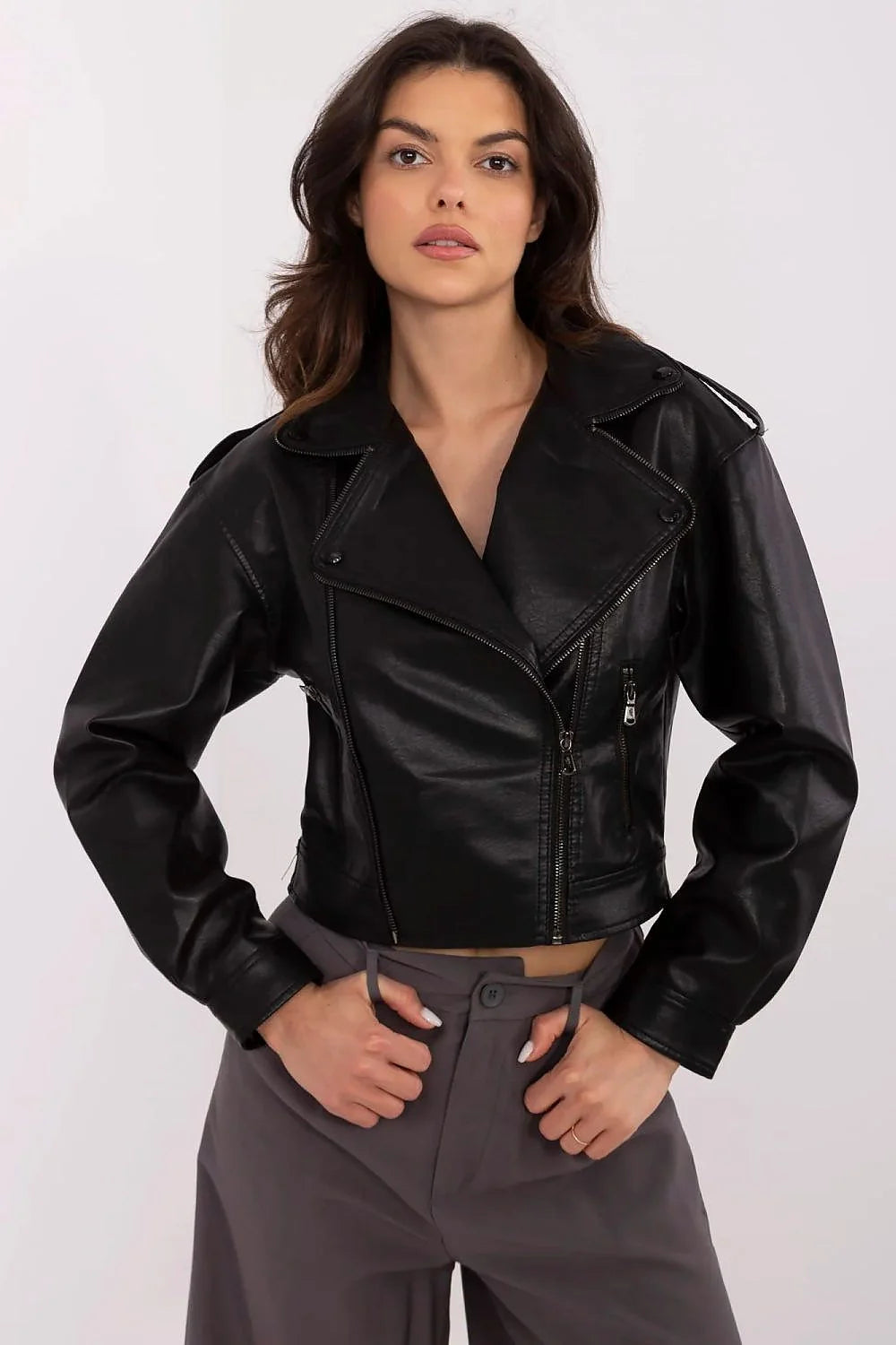 Veste moto femme cuir synthétique noir court épaules Structure ajustée fermeture éclair asymétrique style biker urban sophistication