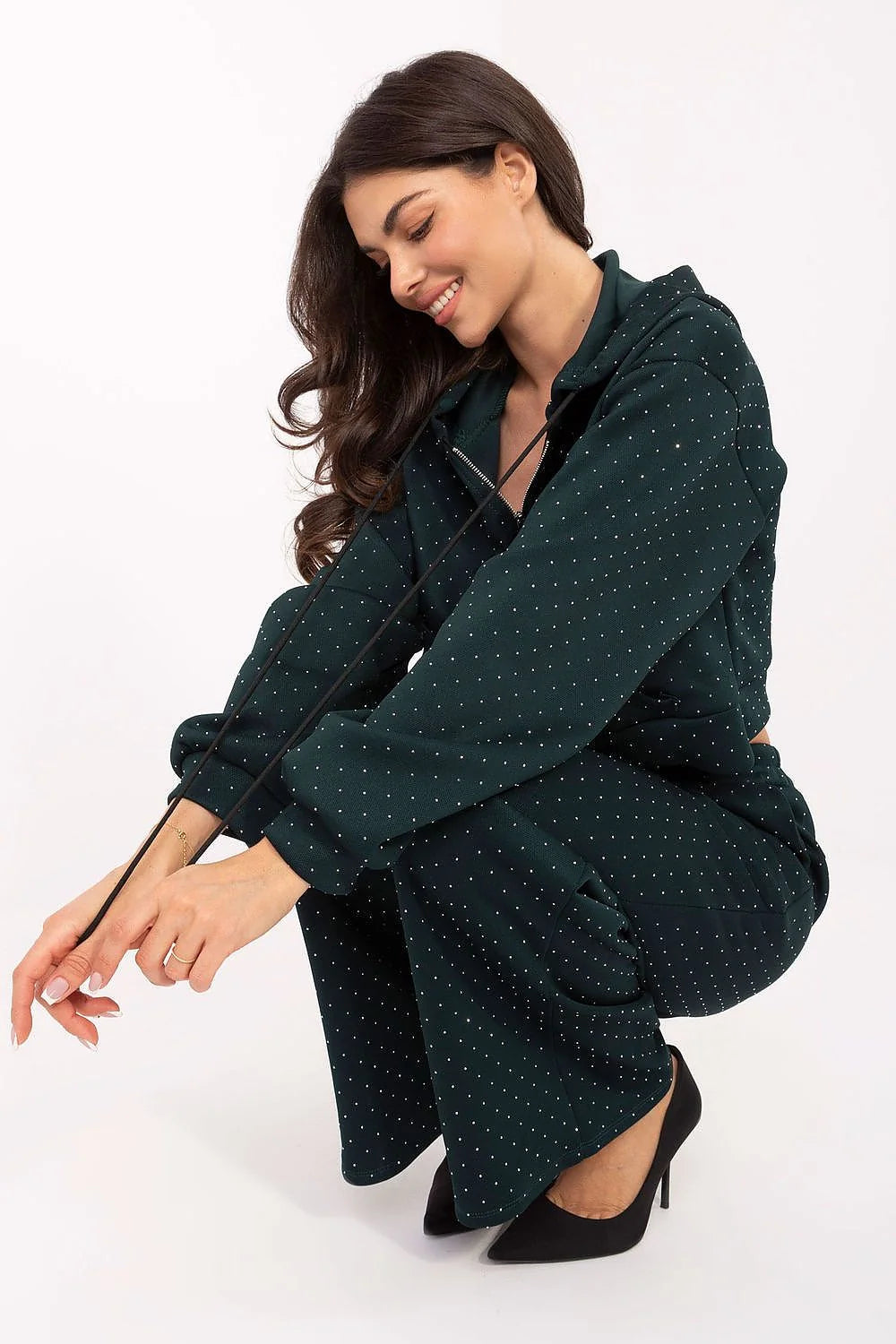 survêtement femme chic velours vert sapin strass scintillants sweat zippé capuche cordon pantalon taille haute jambes larges poches latérales