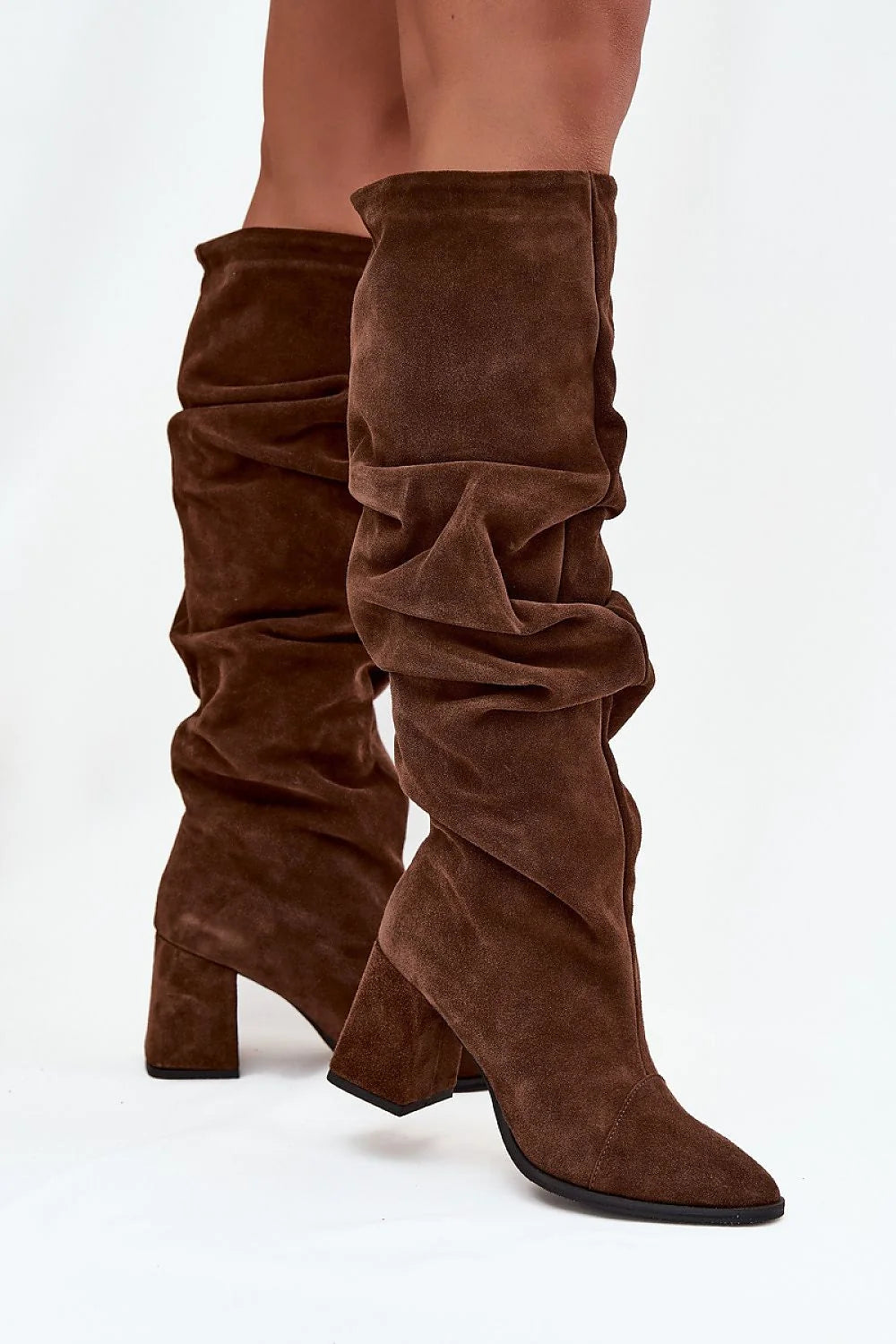 bottes femme suédé marron hauteur genou tige plissée froncée bout pointu talon colonne stable semelle noire doublure isolée chaude rétro