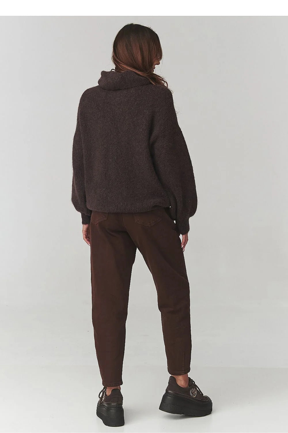 pull femme oversize col roulé maille duveteuse marron foncé manches ballon poignets côtelés moelleux chaud cosy élégant italien alpaga doux