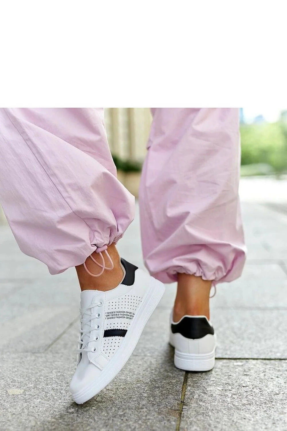 Baskets féminines modernes en cuir synthétique blanc perforé bande latérale noire tige basse semelle caoutchouc femmes occasion quotidienne loisirs actifs