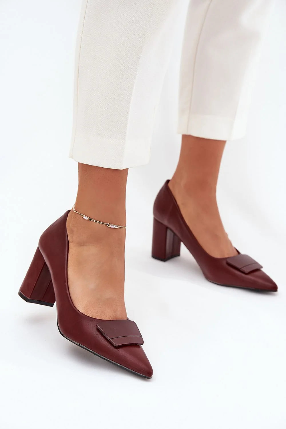 escarpins bordeaux similicuir talon colonne large maintien confortable bout pointu détail rectangulaire vamp slipon élégant rétrochic bureau habillées soignée