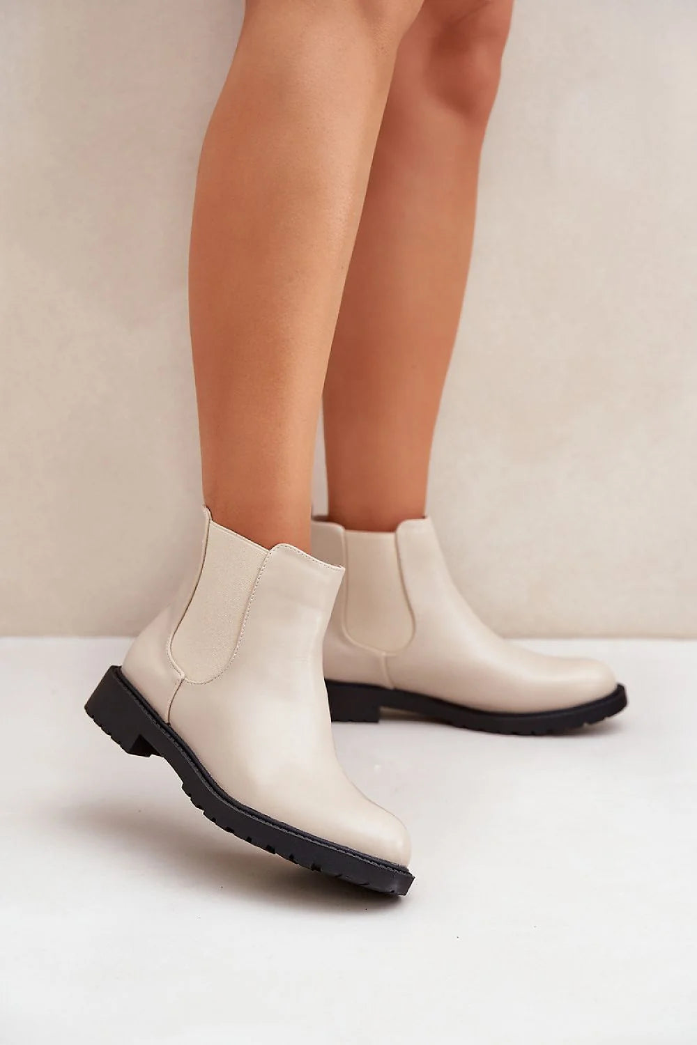 Bottines femme élégantes talon plat style Chelsea beige cuir artificiel confortable cheville ajustée occasions multiples