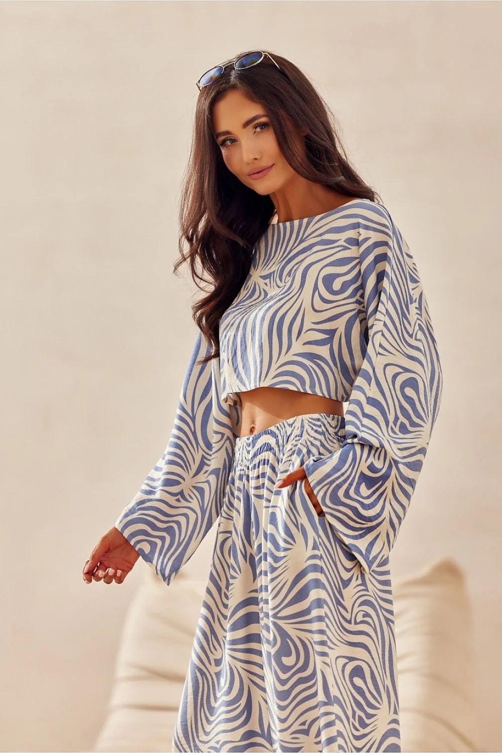 ensemble coordonné zébré croptop short estival chic décontracté confortable léger aéré texturé bleu blanc taille haute élastiquée manches évasées