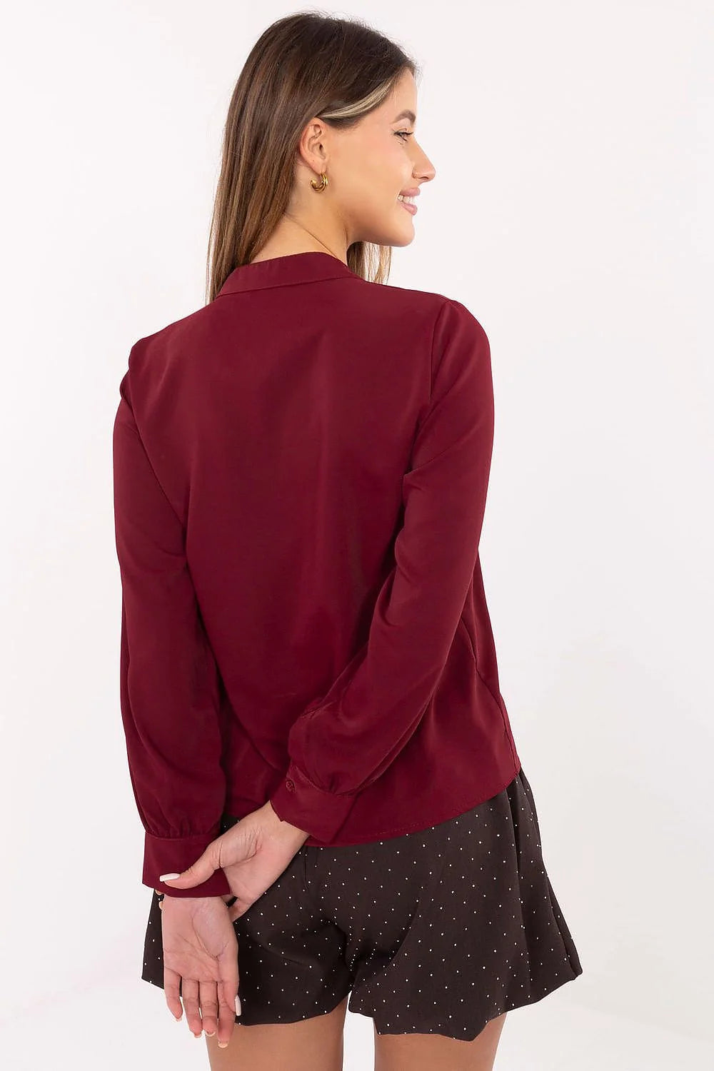 chemise femme bordeaux volants superposés col mao montant manches longues poignets boutonnés tissu fluide élégant coupe droite raffinée plastron féminine