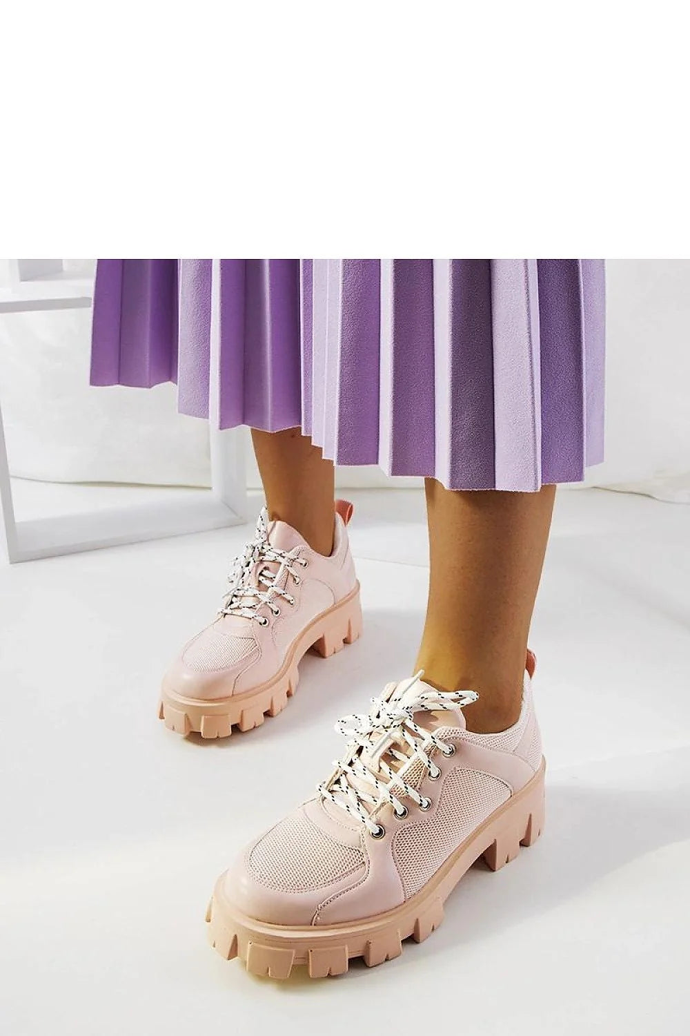 Baskets femme design moderne sportif inspiration féminine rose pâle matériaux mixtes semelle crantée lacets métalliques confortable tendance