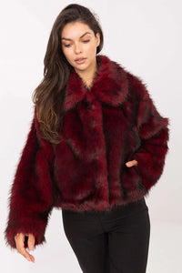 veste fausse fourrure bordeaux profond reflets noirs coupe boxy grand col châle matière dense moelleuse manches longues poches passepoilées soyeux