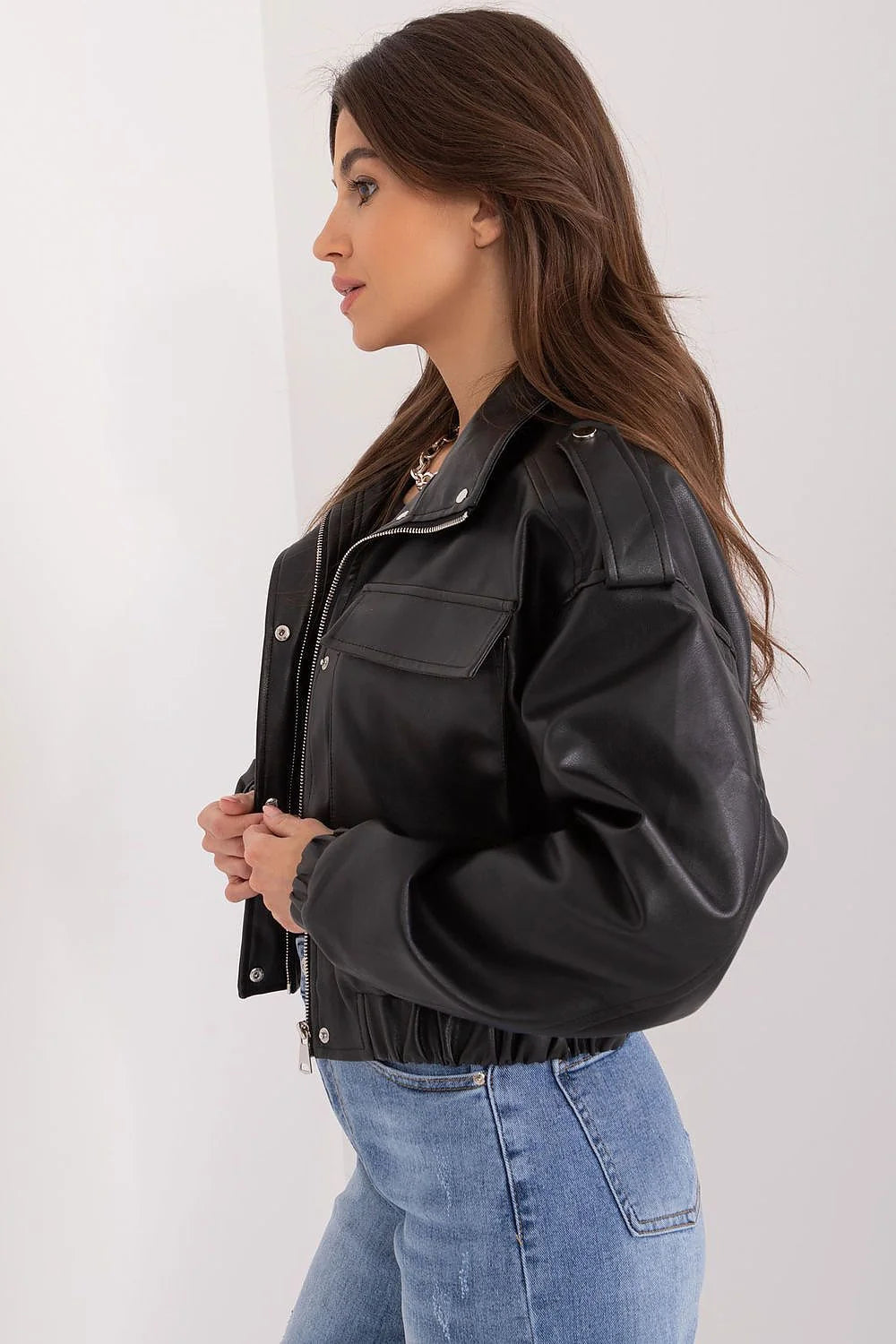 Veste aviateur en cuir synthétique noire courte pour femme, style militaire, coupe ajustée, fermeture éclair métallique, poches à rabat, épaulettes décoratives, manches élastiquées