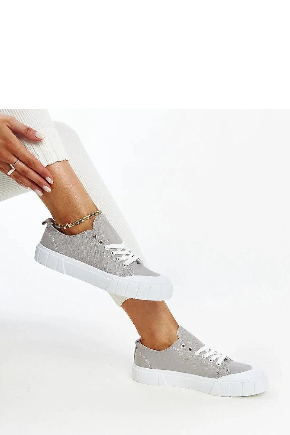 Baskets Adidas grises pour femmes, style moderne, tige basse, toile respirante, semelle caoutchouc, lacets blancs, accessoire chaînette multicolore, sneakers confortables occasionnels, look décontracté et sophistiqué