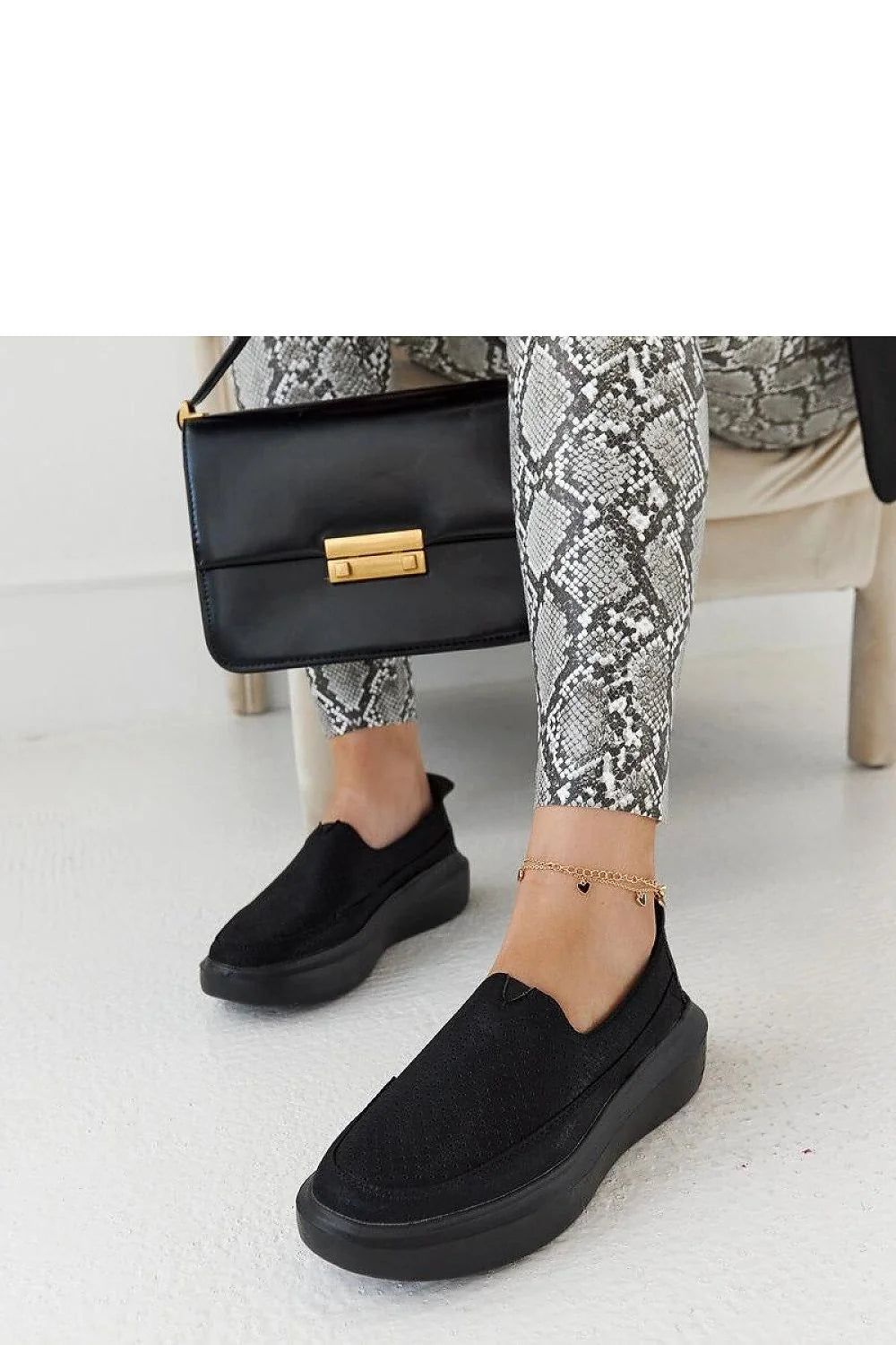 Chaussures basses design élégant pour femmes, textile noir perforé, semelle épaisse noire, confort maximal, style polyvalent, matériau durable, fermeture slip-on, accessoires dorés