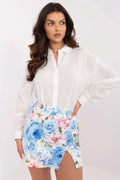 Tenue élégante pour femme chemisier blanc col boutonné jupe imprimée fleurs bleues roses vertes coupe ajustée style moderne confortable occasionnal