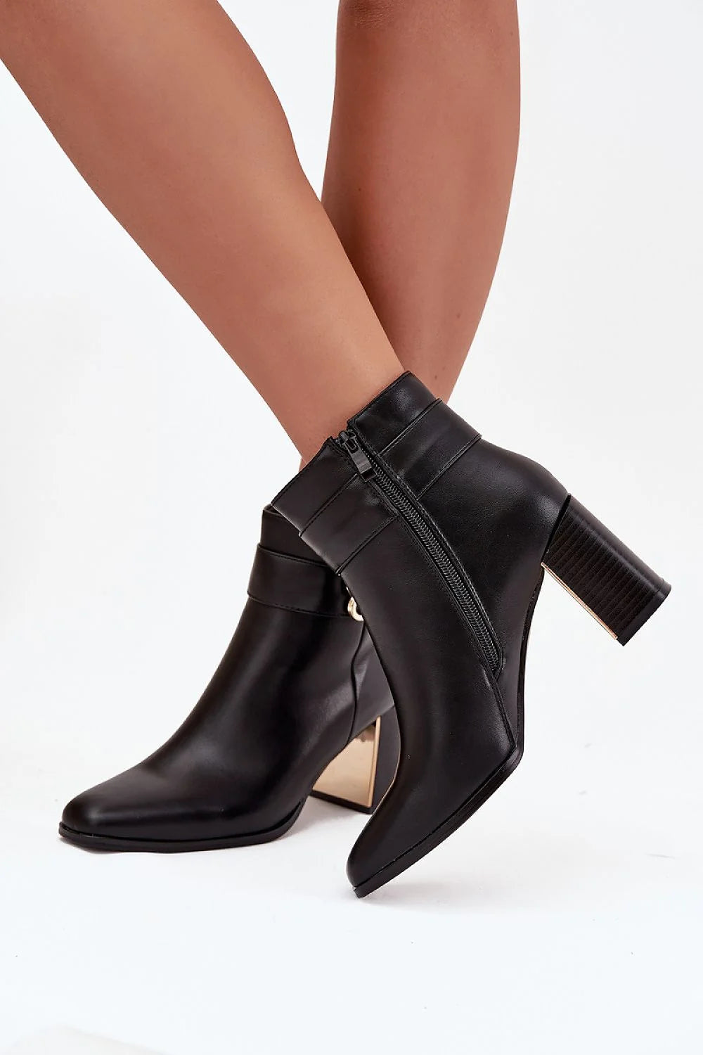 bottines cheville femme simili cuir noir bout pointu silhouette épurée fermeture zippée latérale talon colonne insert doré bride décorative bouclebijou