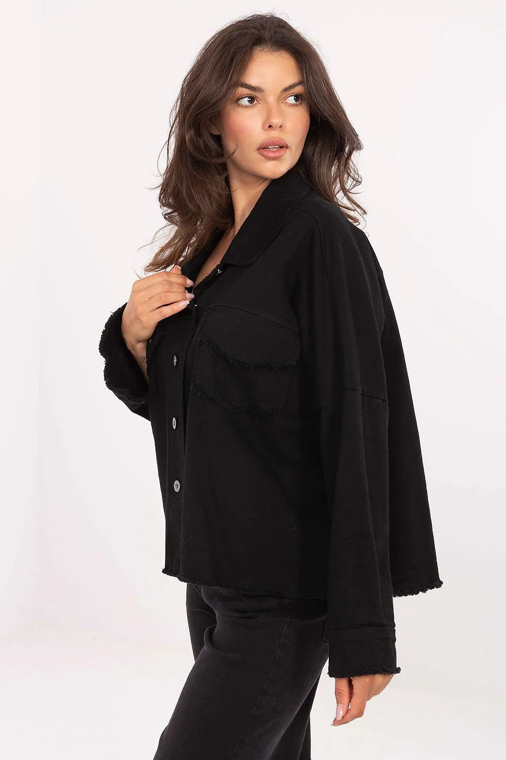 chemise jean femme denim noir washed shacket oversize boxy courte manches longues col boutonnée poches poitrine rabat effilochées