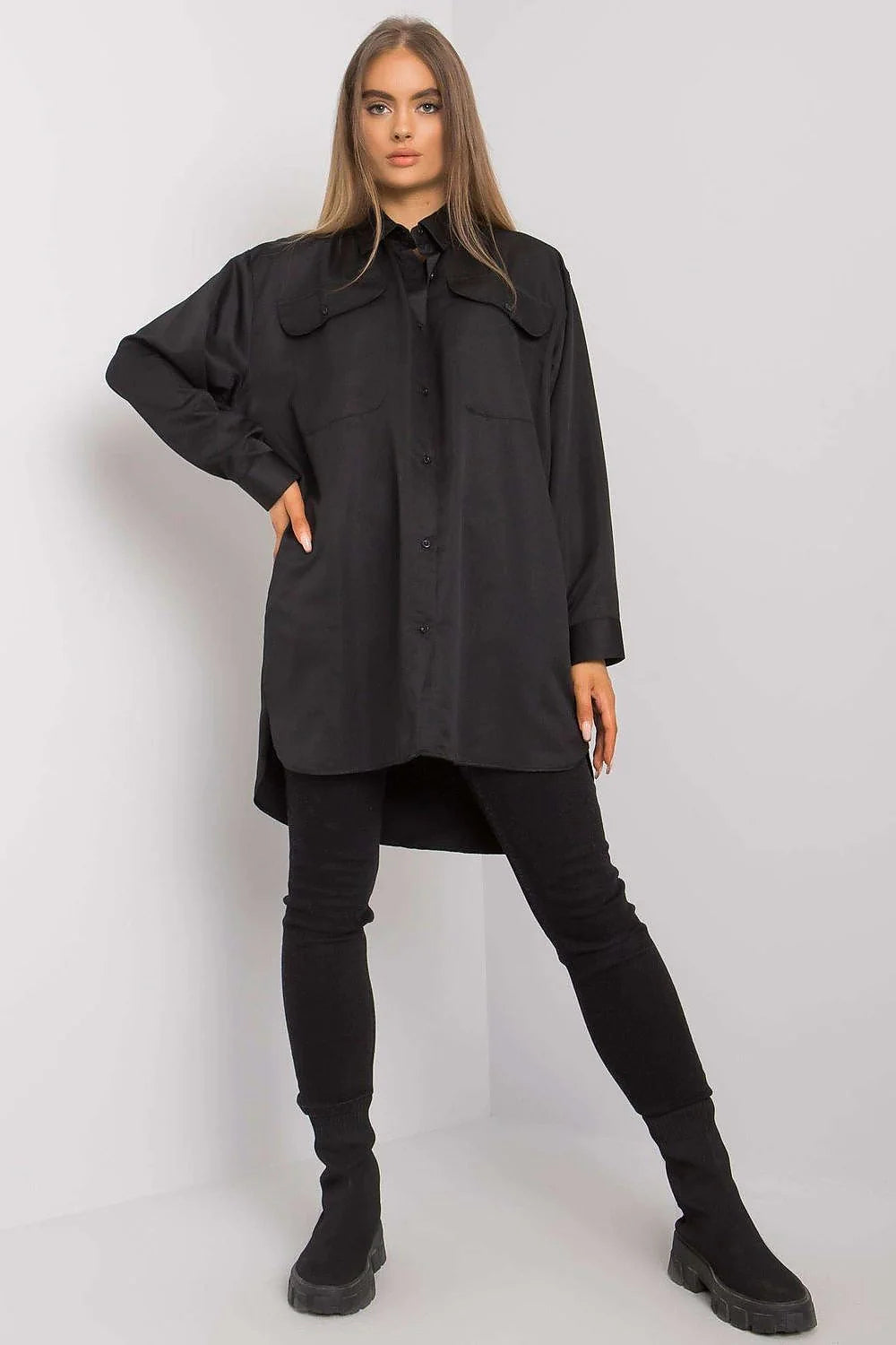 Chemise noire satinée coupe ample élégante manches longues col classique décontractée mode femme moderne