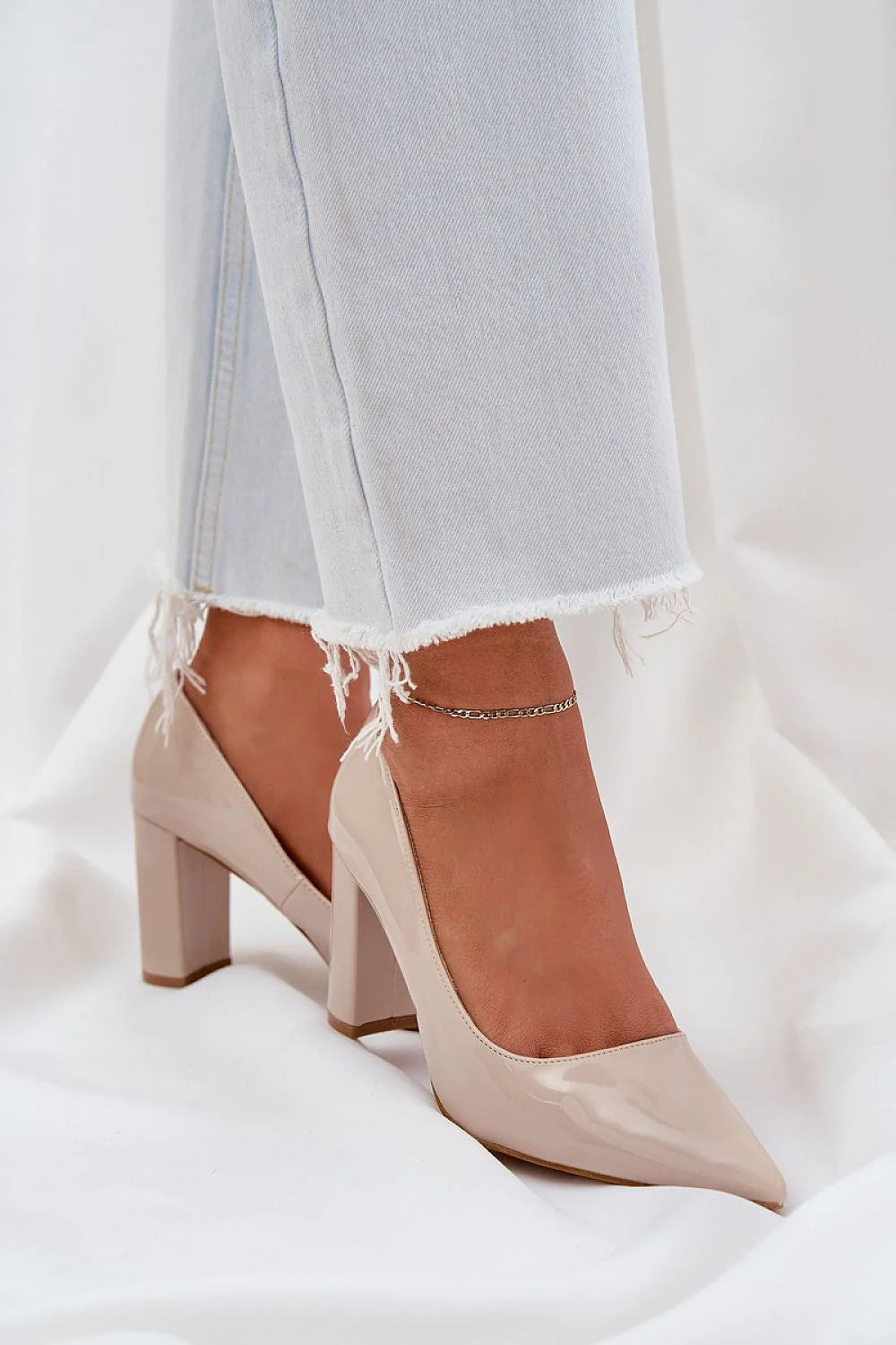 Escarpins à talon carré beige nude, style sophistiqué, minimaliste, pour soirées et occasions formelles, femmes