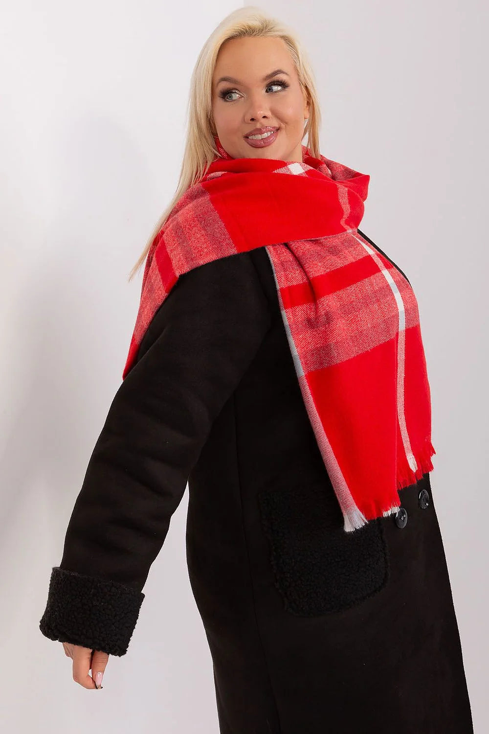 Écharpe à carreaux rouge vif longue et large en laine douce, style classique moderne, automne hiver élégant, garde-robe féminine