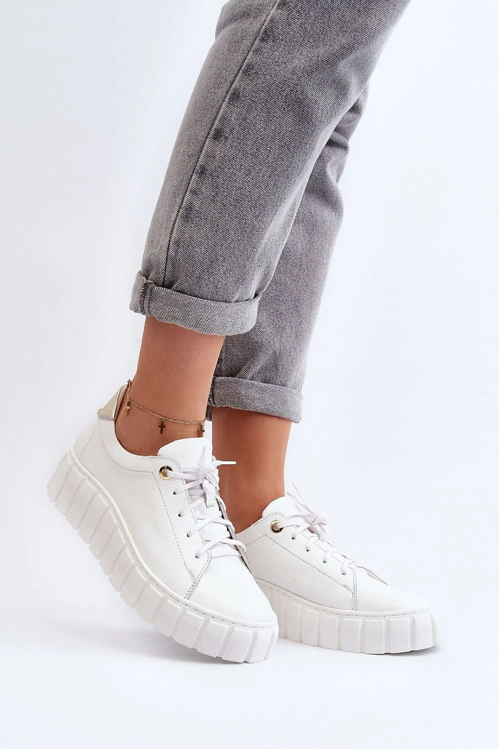 Chaussures basses pour femme en cuir blanc style moderne confortable lacets dorés occasions décontractées