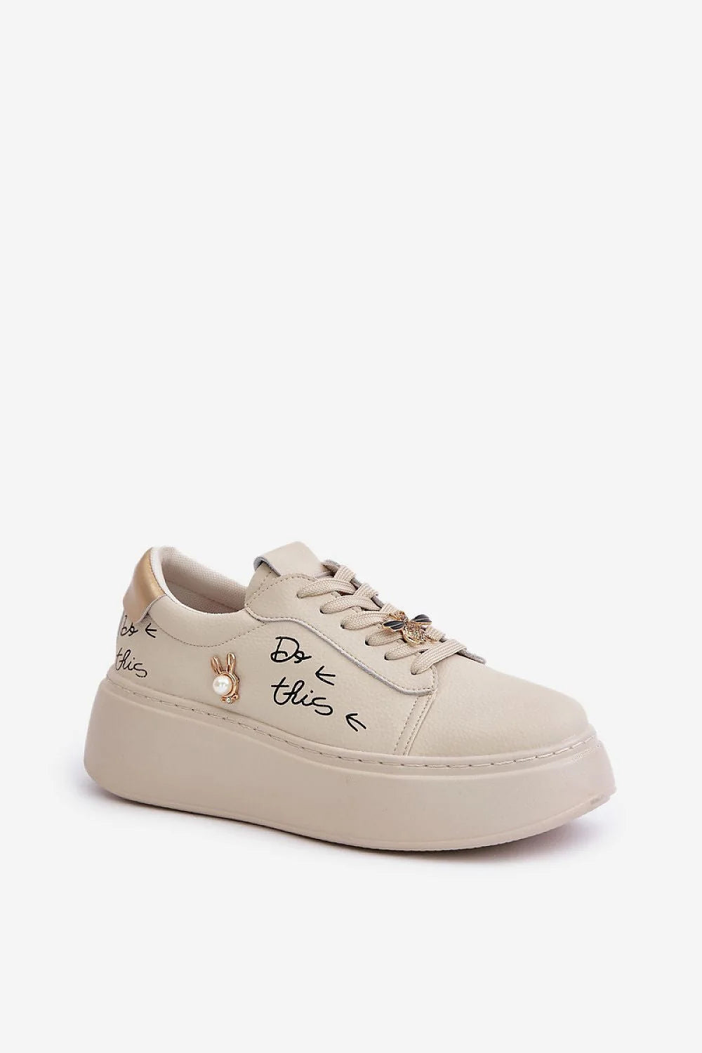 Chaussures de sport élégantes pour femmes en cuir naturel, design moderne, couleur blanc cassé, broche décorative, confortable, tendance, plateforme épaisse, style urbain