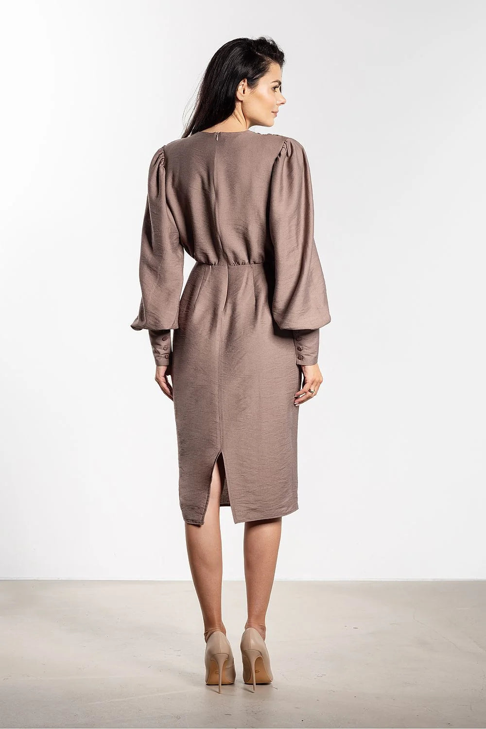 robe cocktail midi cintrée décolleté profond plis taille crayon manches longues bouffantes poignets larges taupe fluide