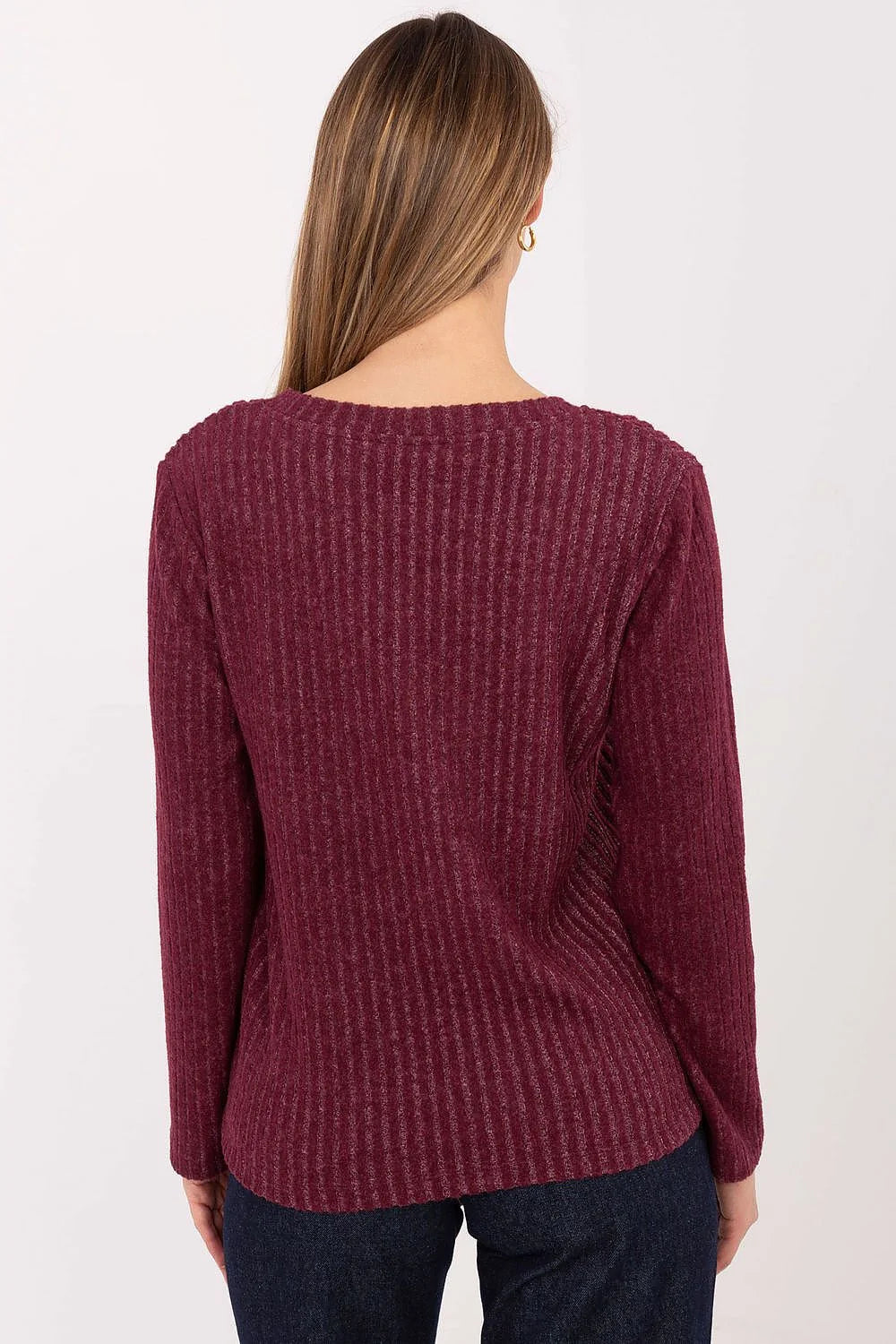 femme pull col V maille côtelée bordeaux profond manches longues coupe droite légèrement ample tissu doux logo métallique