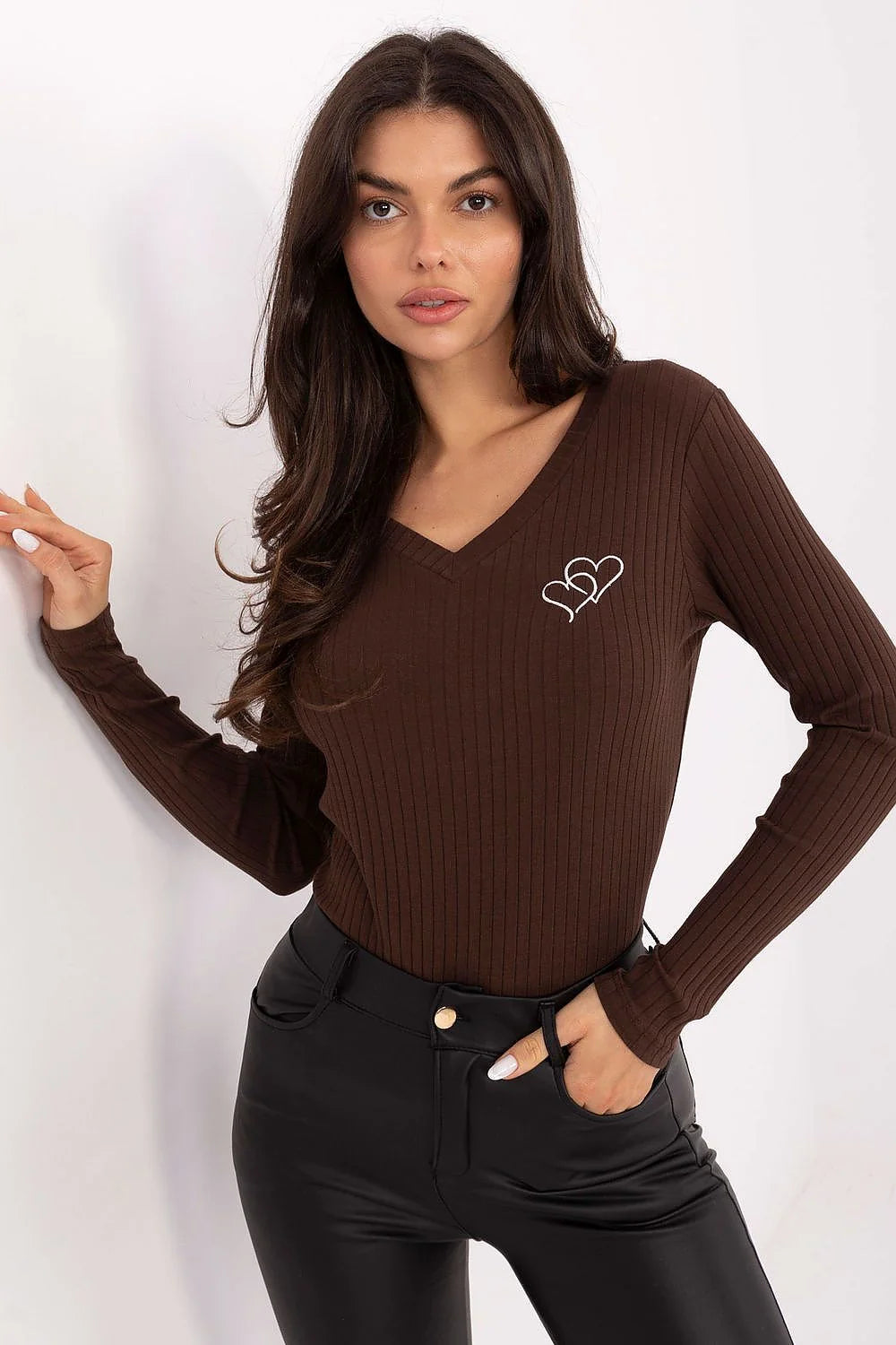 chemisier côtelé manches longues col V coton stretch slim marron chocolat broderie coeurs blancs ajusté confortable