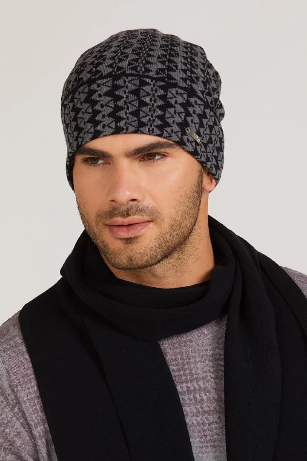 Bonnet d'hiver pour homme en viscose soyeuse design bicolore motif dynamique élégant style automne hiver noir et gris