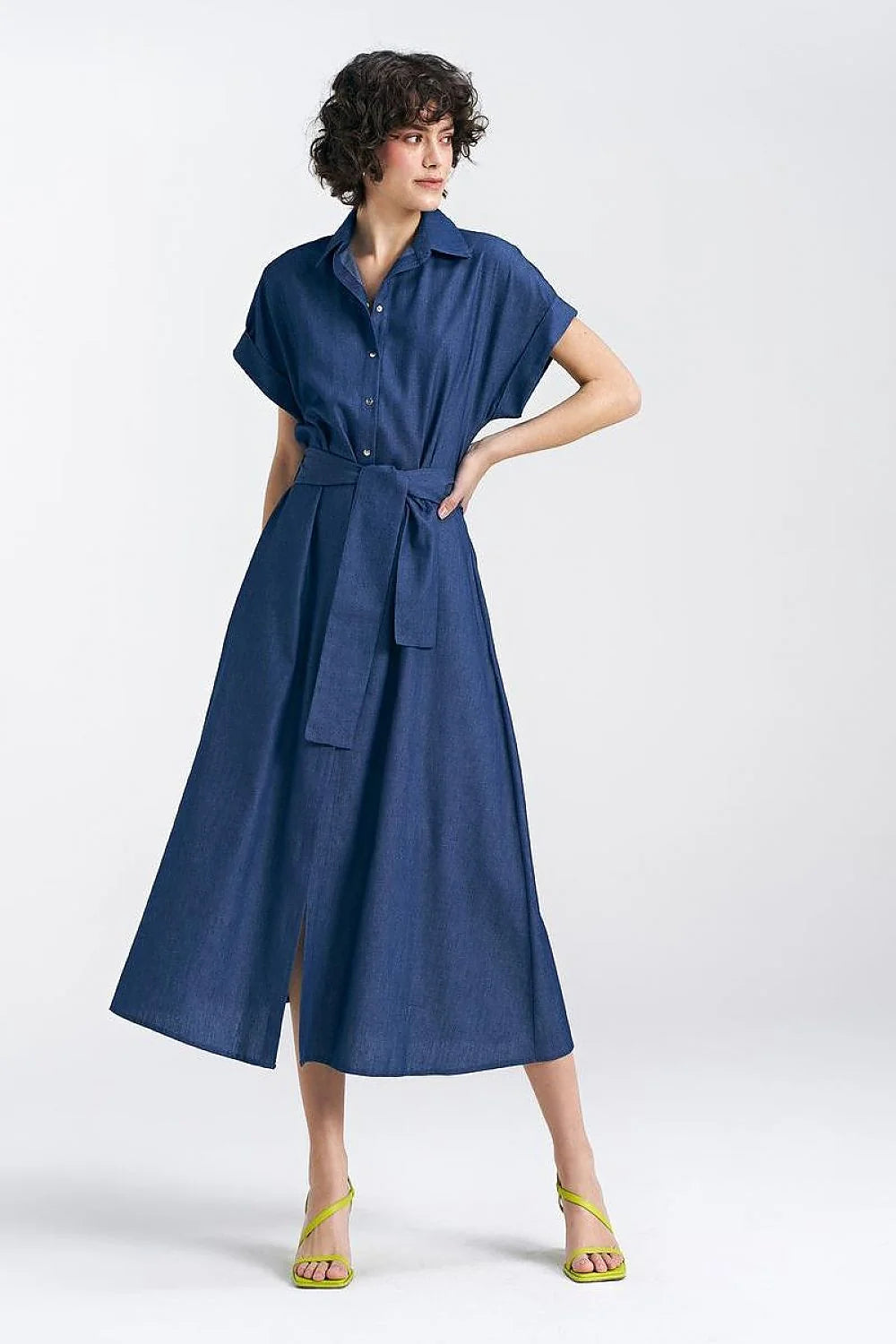 Robe chemise pour femme en denim bleu indigo coupe midi évasée manches courtes col chemise ceinture assortie fermeture boutons fente frontale occasion été