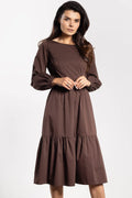 robe midi marron trapèze taille marquée jupe volant ourlet froncé tissu structuré léger décolleté bateau manches longues bouffantes