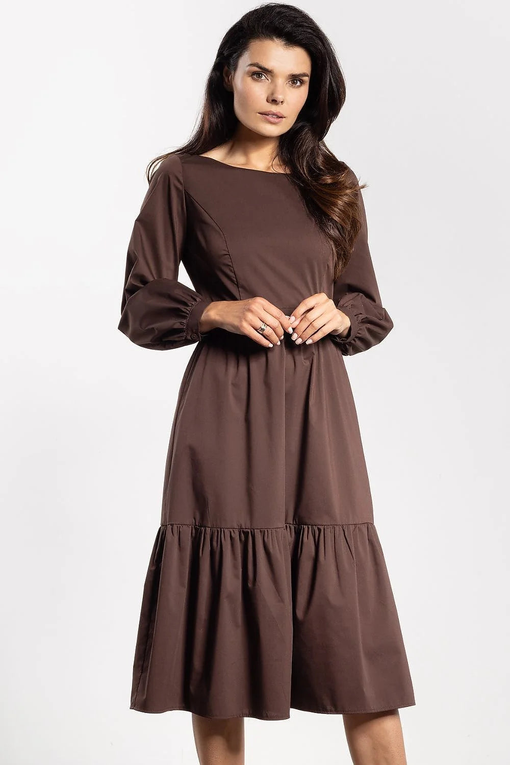 robe midi marron trapèze taille marquée jupe volant ourlet froncé tissu structuré léger décolleté bateau manches longues bouffantes